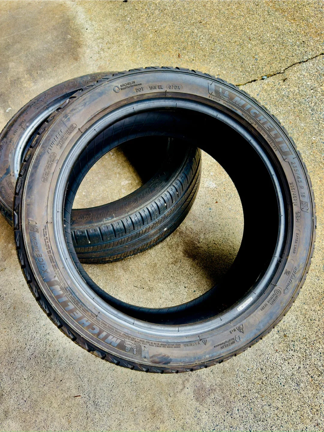 Michelin 235/45R18 Tire image indicator(4)