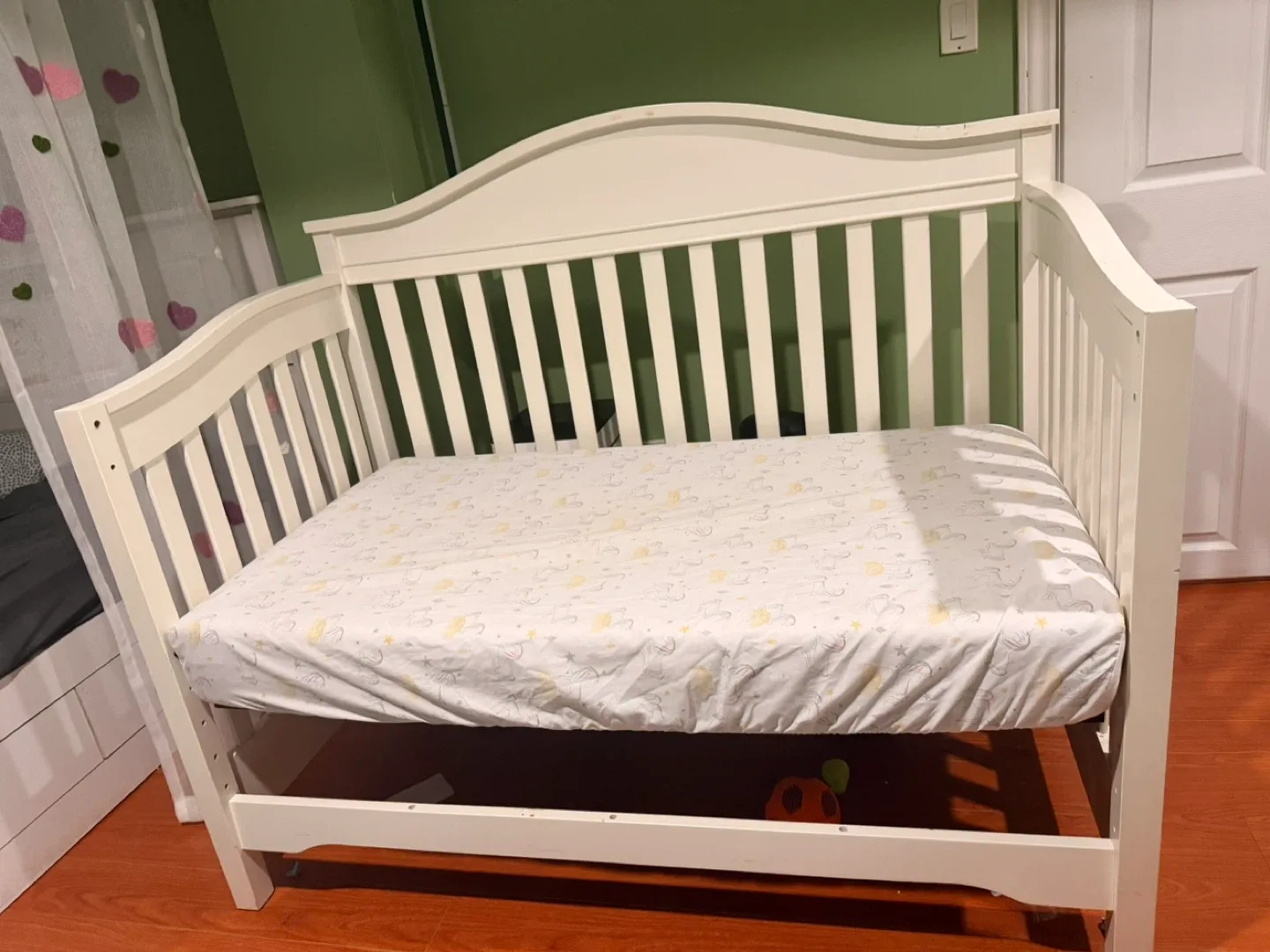 Eddie Bauer crib with Newton mattress