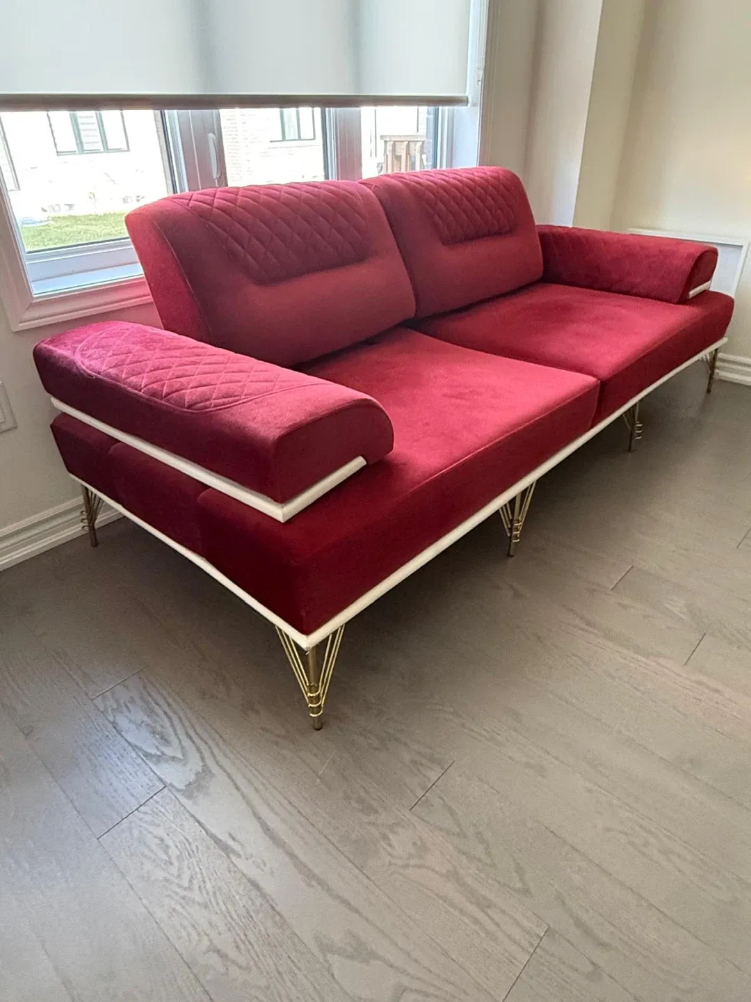 Red Velvet Sofa - Stylish & Comfy image indicator(5)