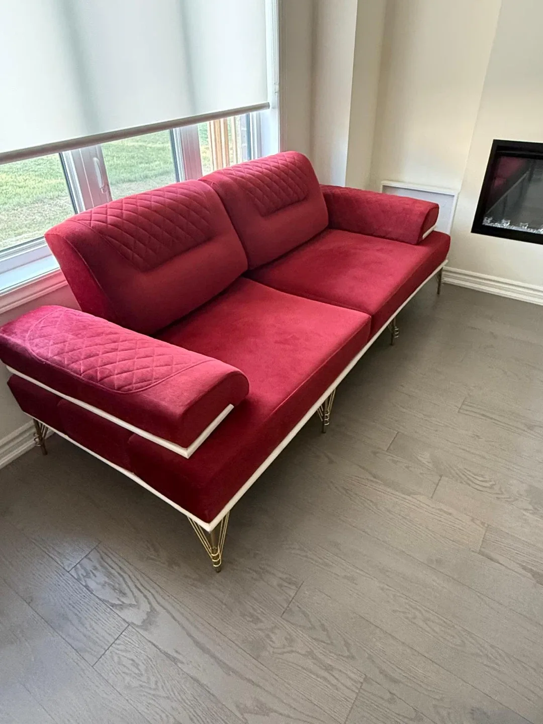 Red Velvet Sofa - Stylish & Comfy image indicator(3)