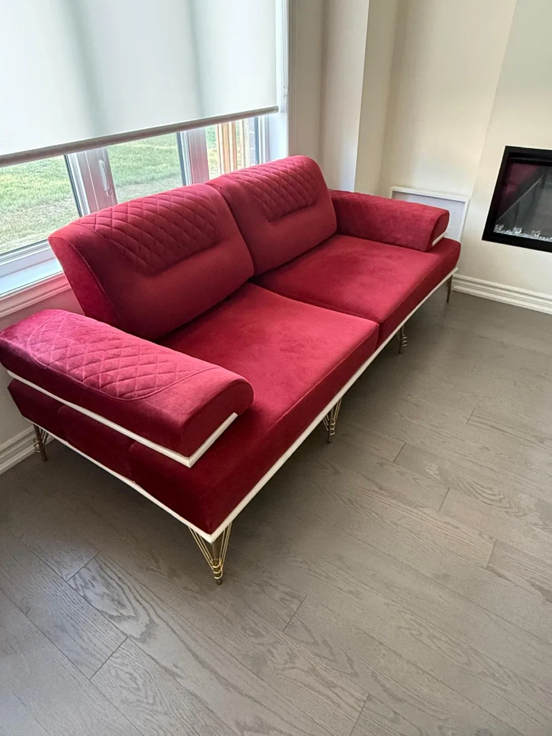 Red Velvet Sofa - Stylish & Comfy image indicator(4)