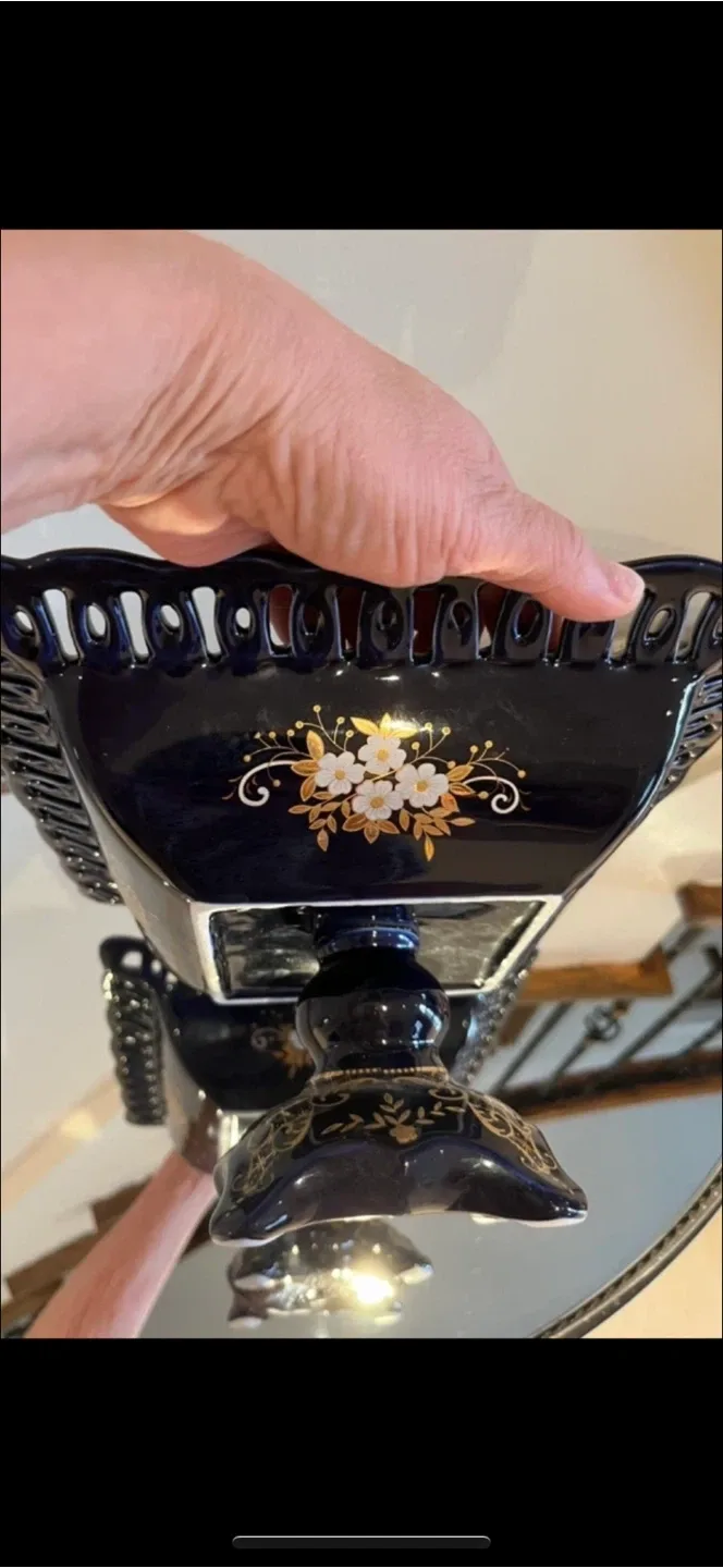 Fine Porcelain 24k Gold Decorative Pedestal Bowl image indicator(3)