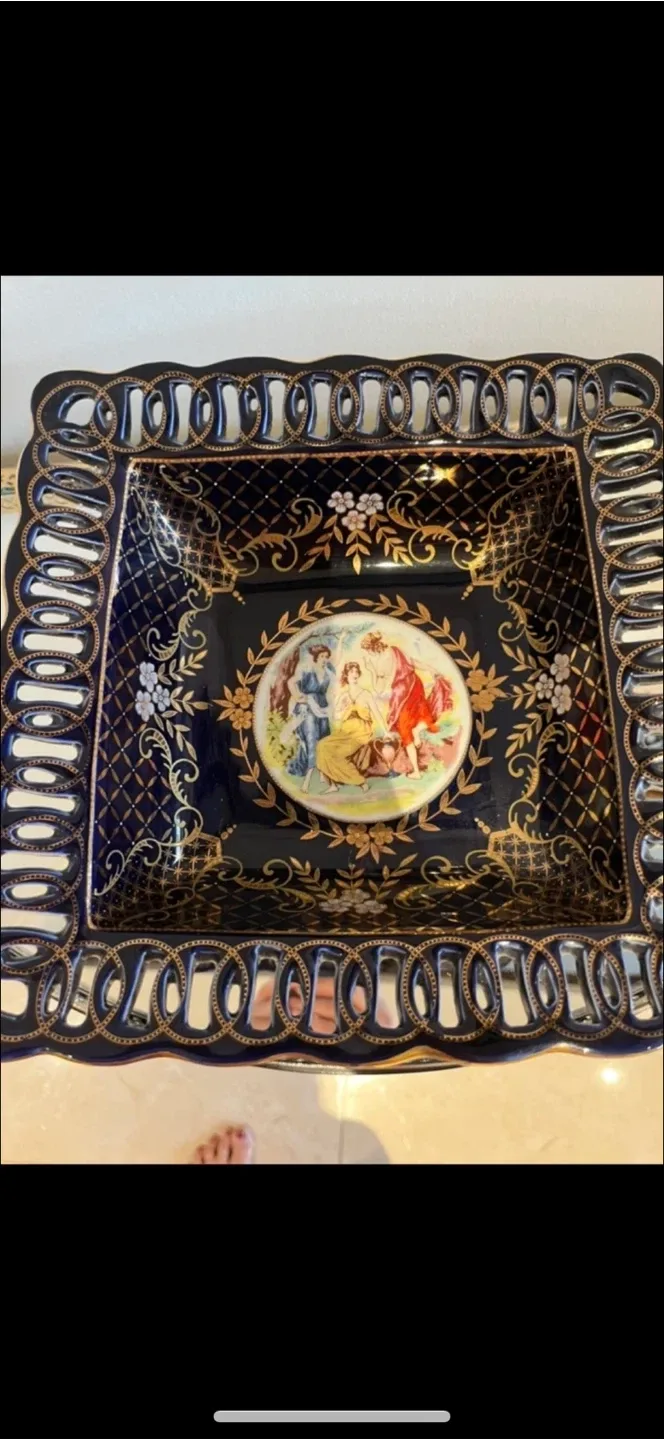 Fine Porcelain 24k Gold Decorative Pedestal Bowl image indicator(4)