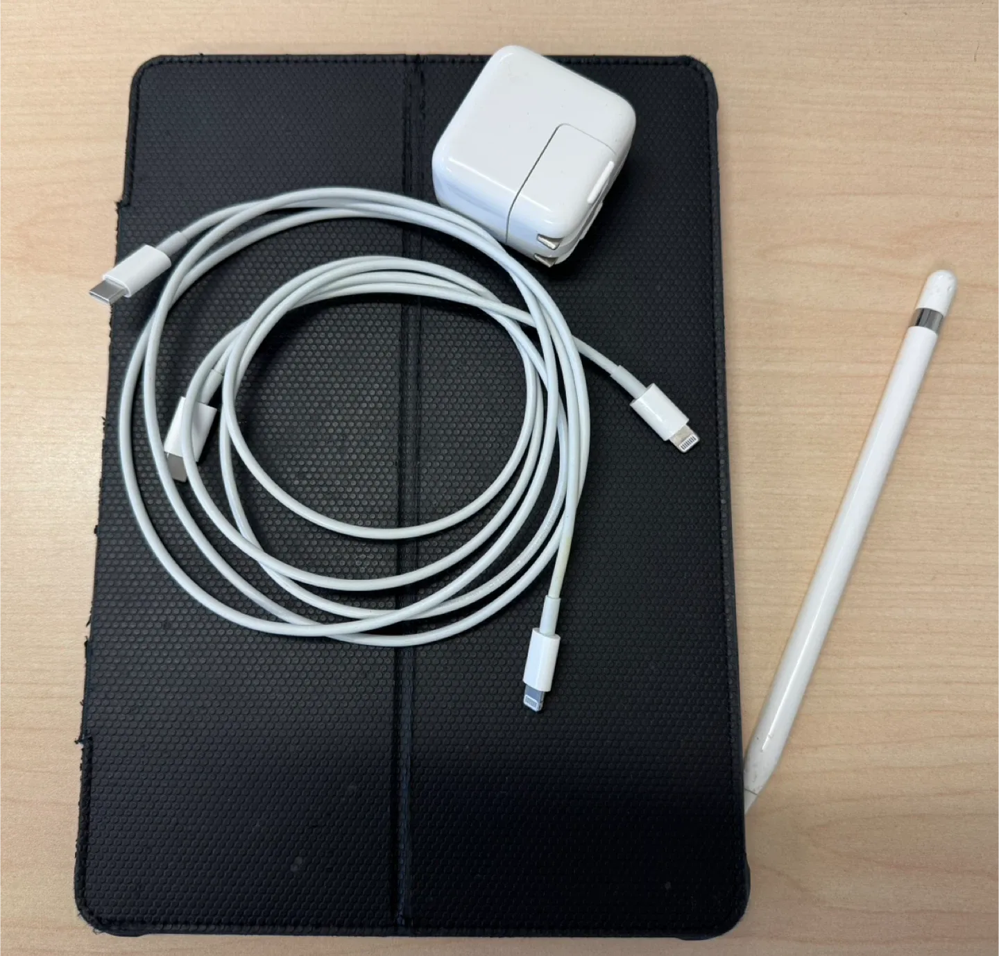 iPad Air 3rd gen 64gb wifi and Apple Pencil image indicator(6)