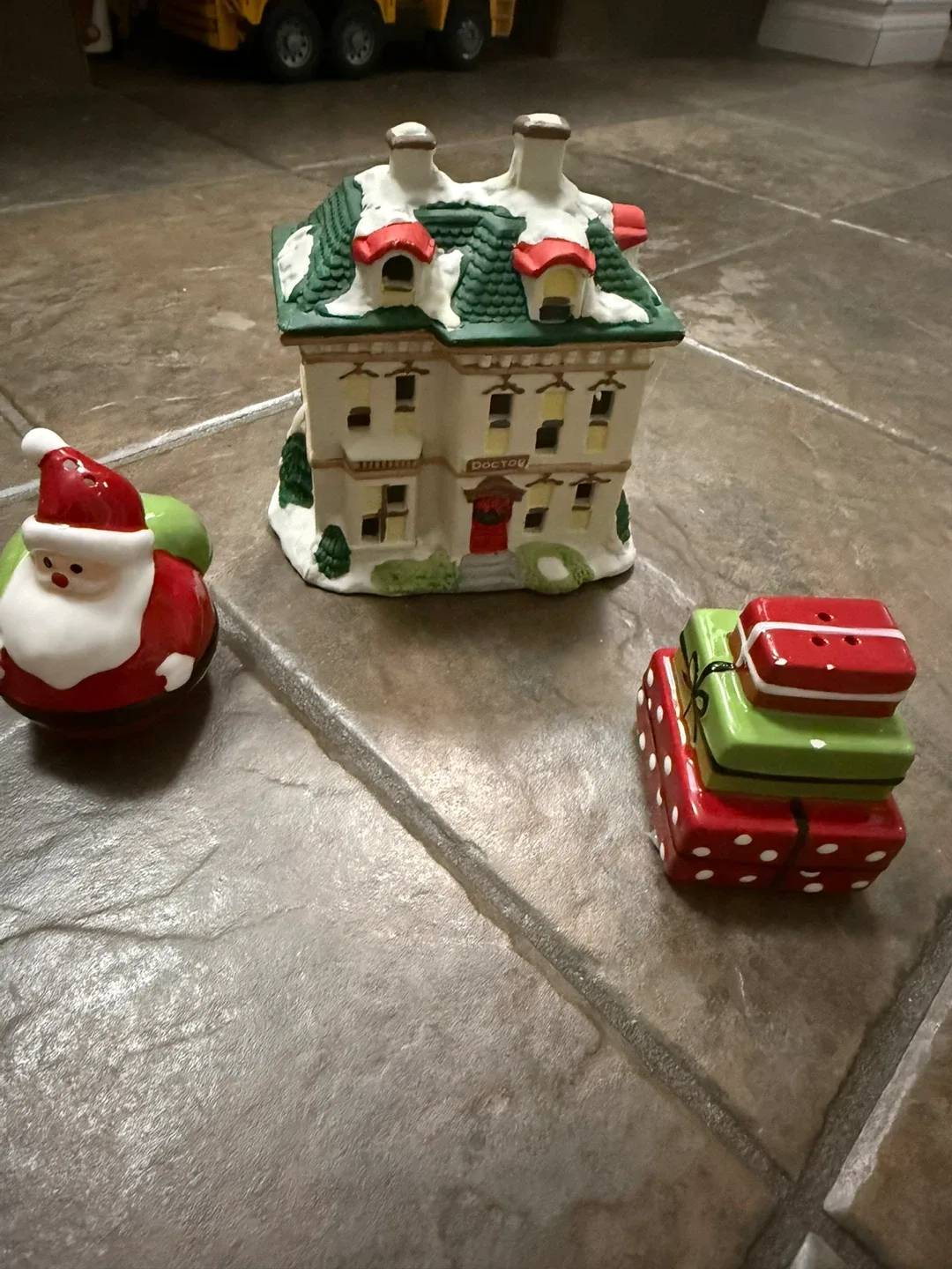 Christmas Village Salt & Pepper Shakers (3) image indicator(5)