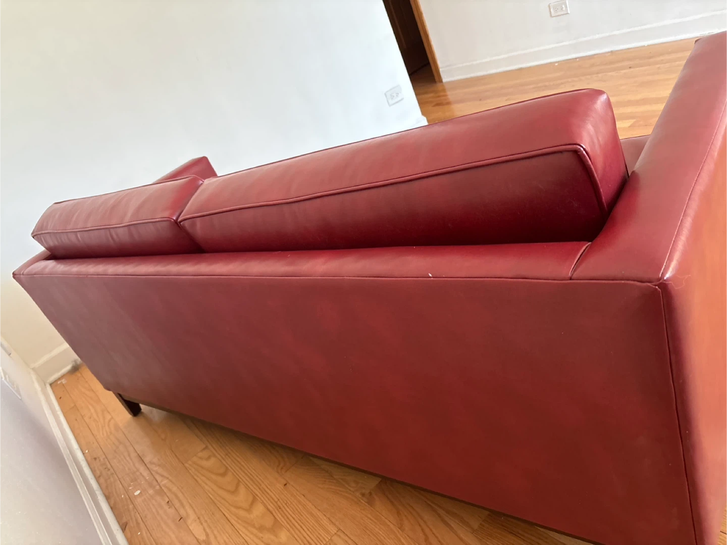 Small red leather couch . Has a wood frame . - photo 3