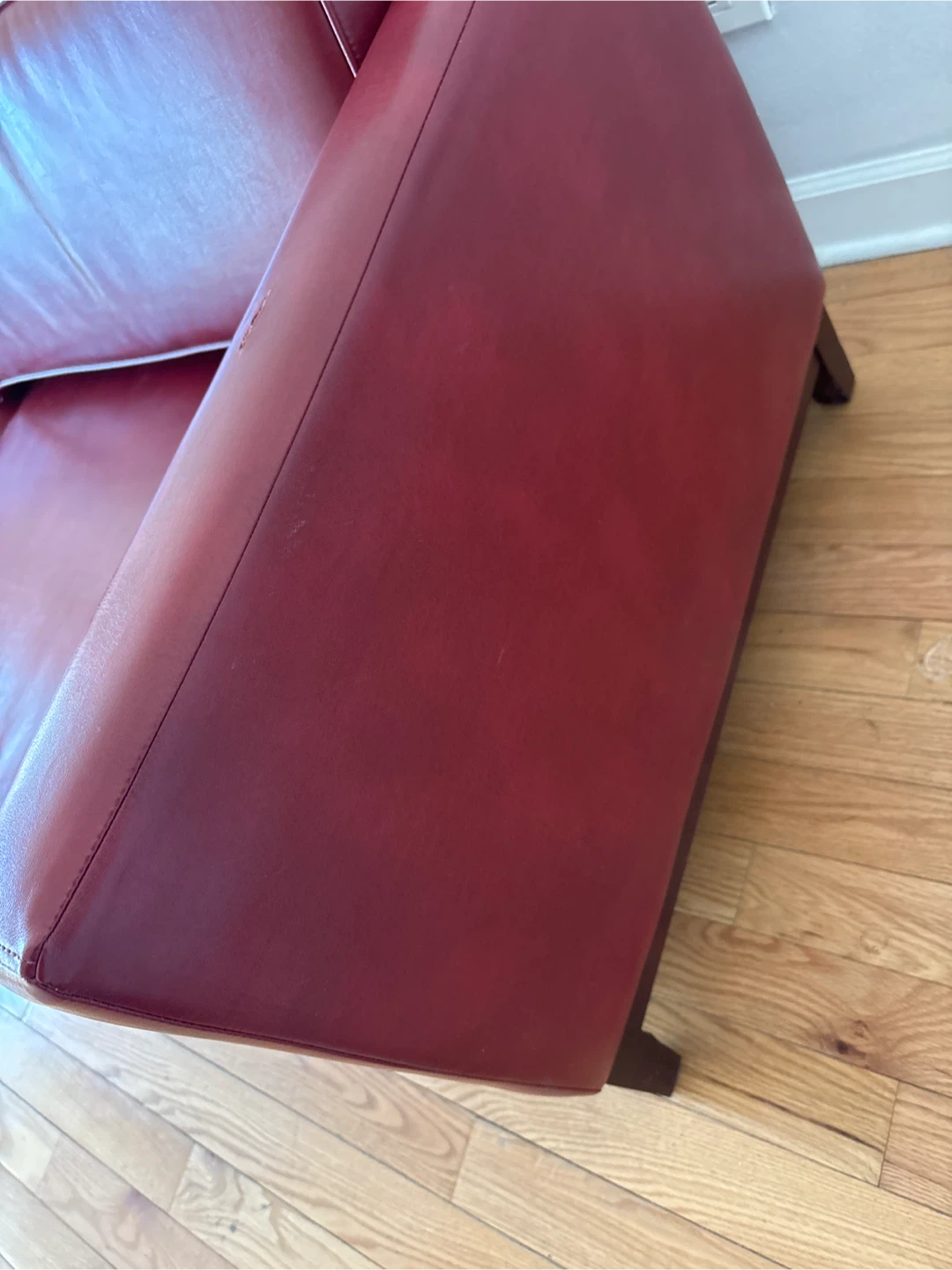 Small red leather couch . Has a wood frame . - photo 4