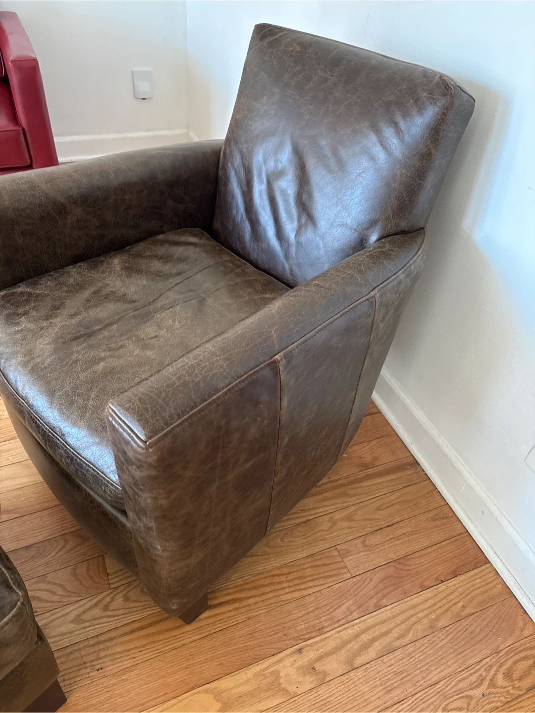 Leather arm chair with ottoman