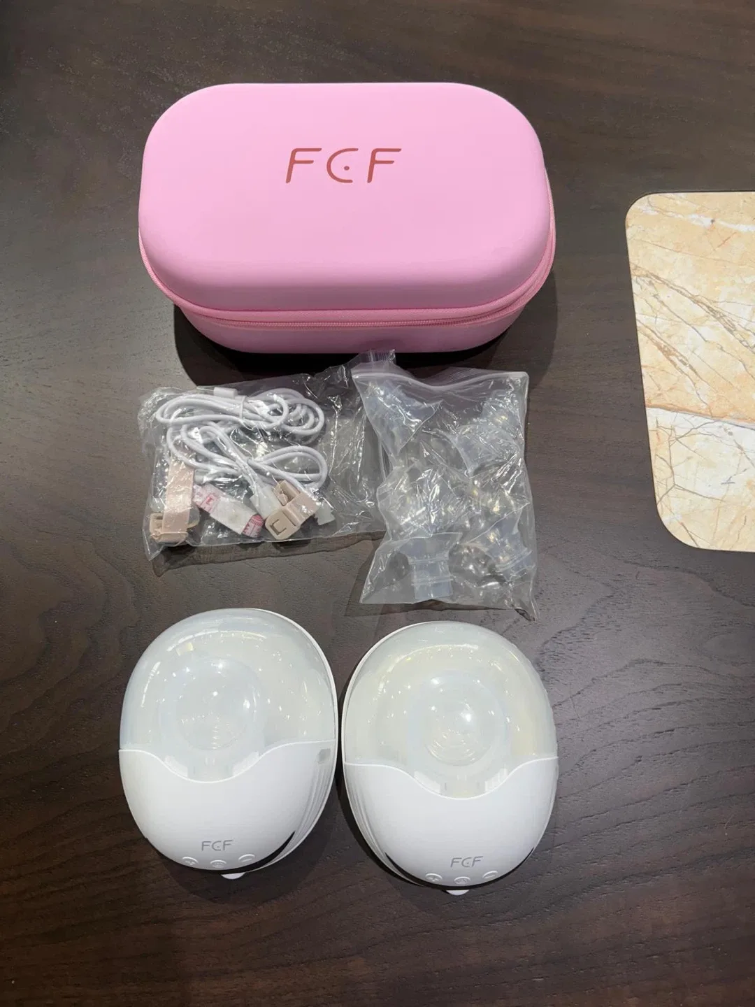 FCF Wearable Breast Pump Set - Like New! image indicator(2)