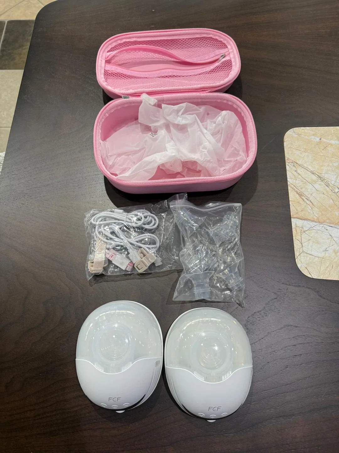 FCF Wearable Breast Pump Set - Like New! image indicator(3)