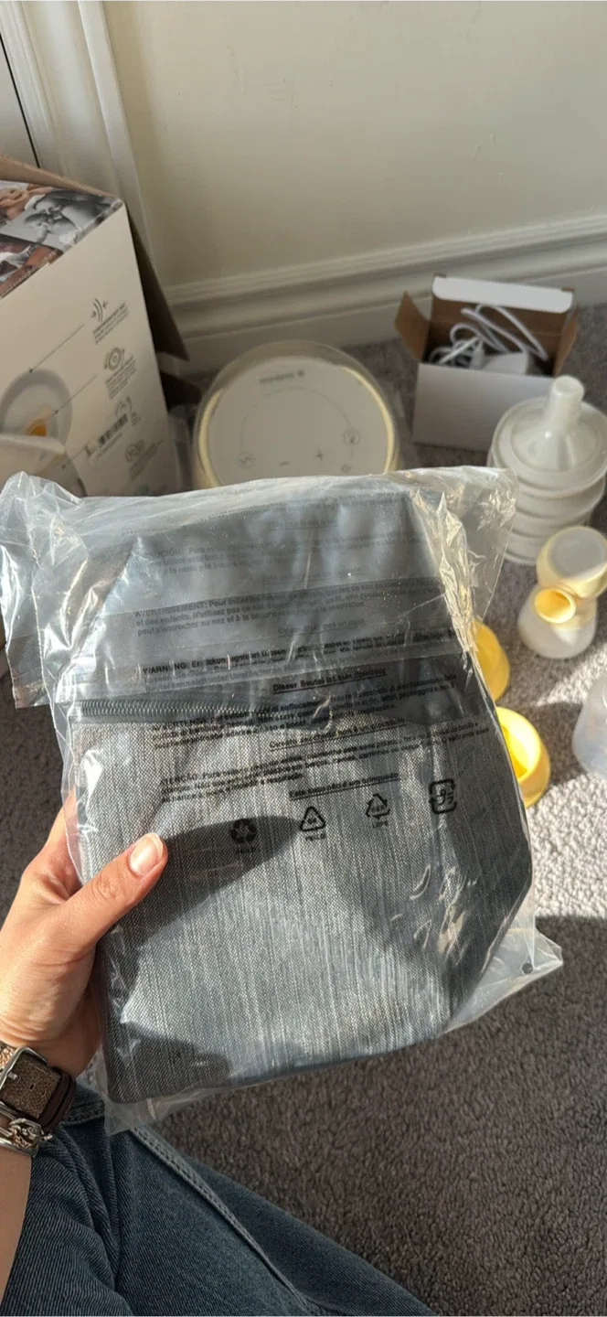 Medela Sonata Breast Pump with Accessories image indicator(4)