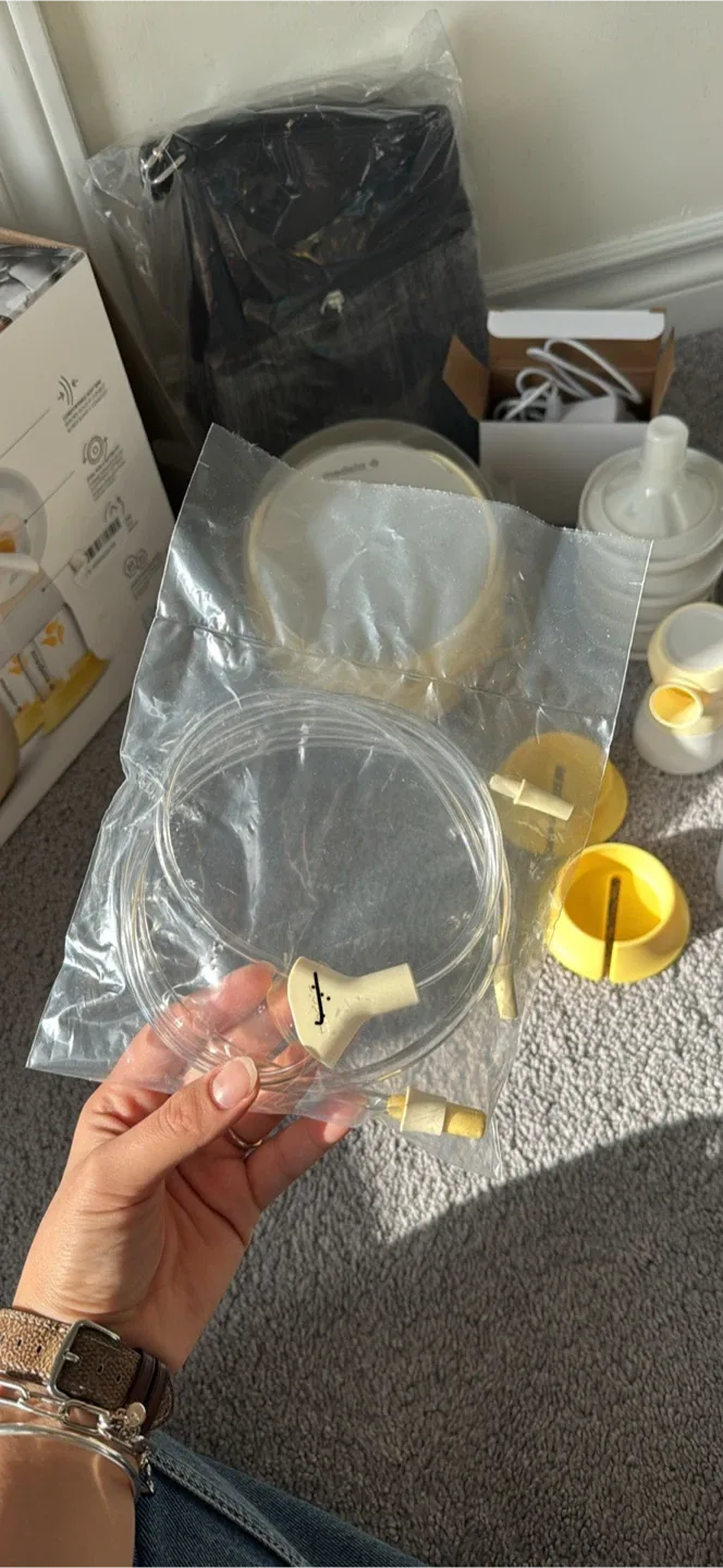 Medela Sonata Breast Pump with Accessories image indicator(2)