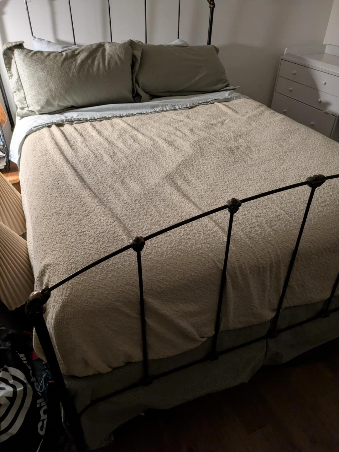Full bed - complete with mattress frame and covers - photo 2