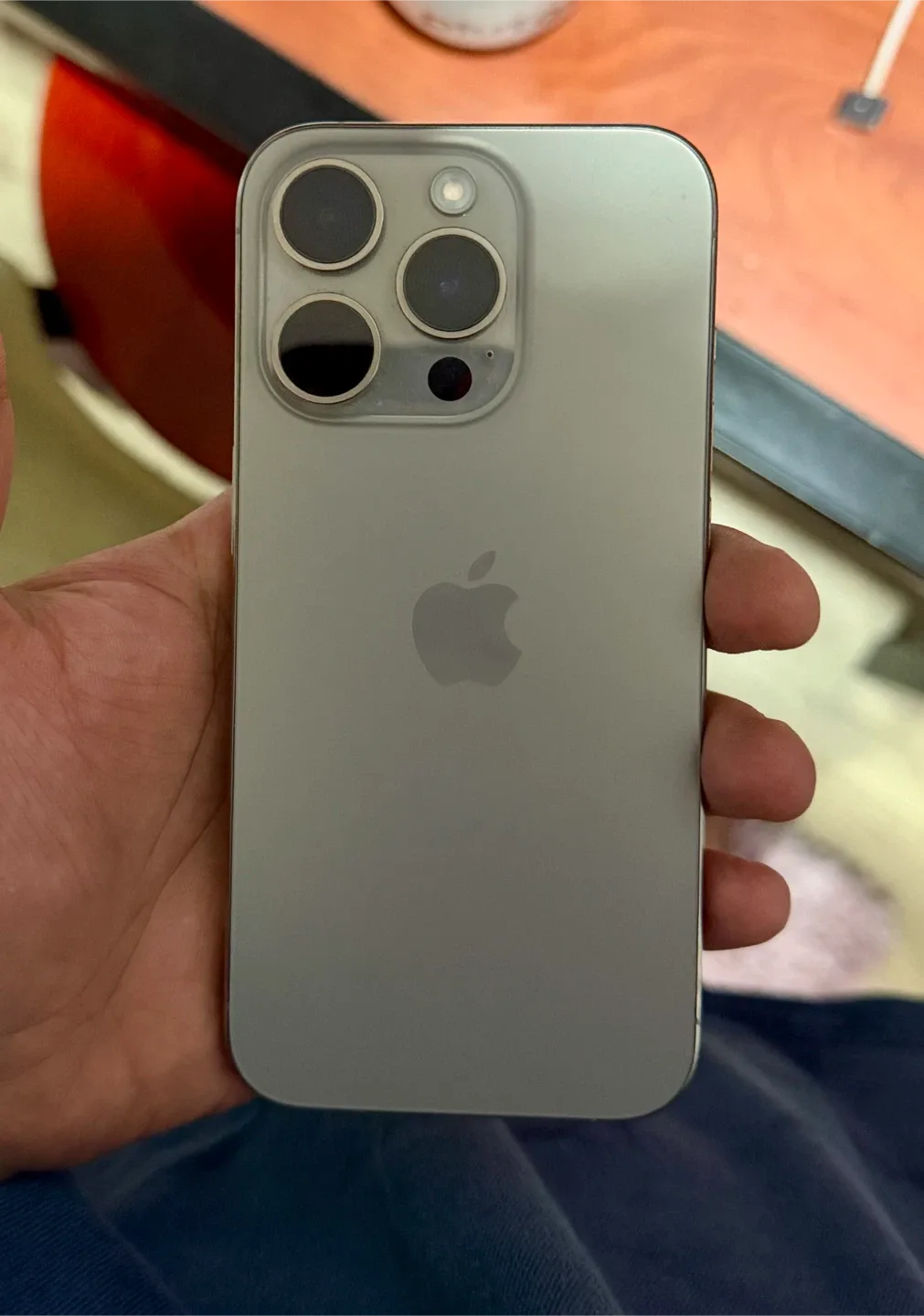 iPhone 15 Pro - Natural Titanium image indicator(2)