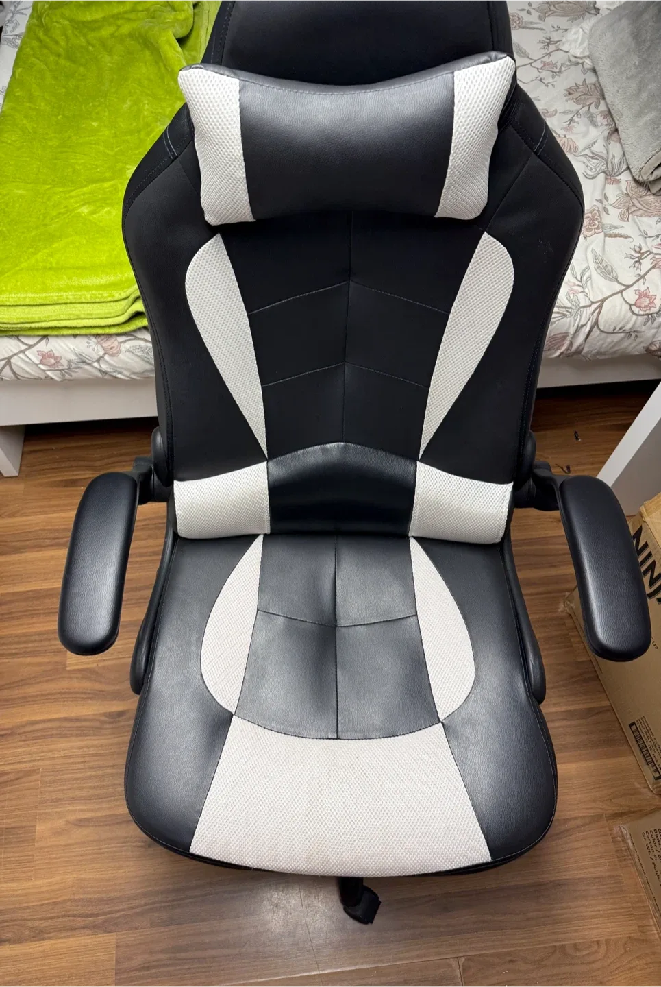 Gaming Chair - Black and White image indicator(4)