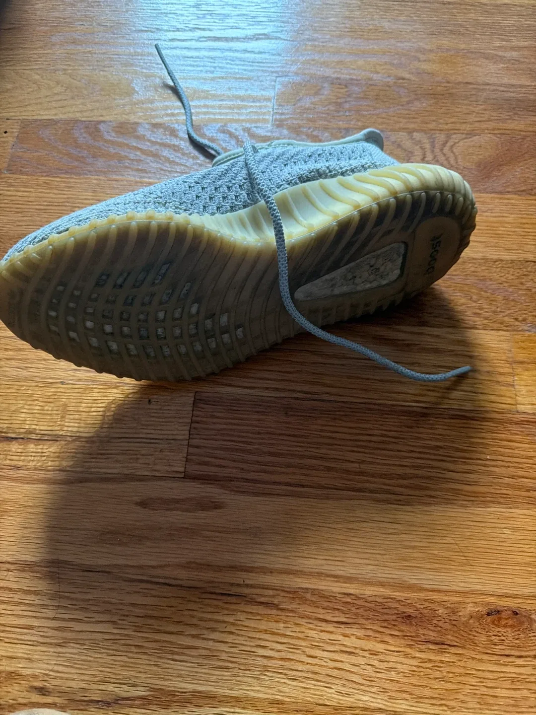 Yeezy sneakers 100% authentic size US 8 image indicator(2)