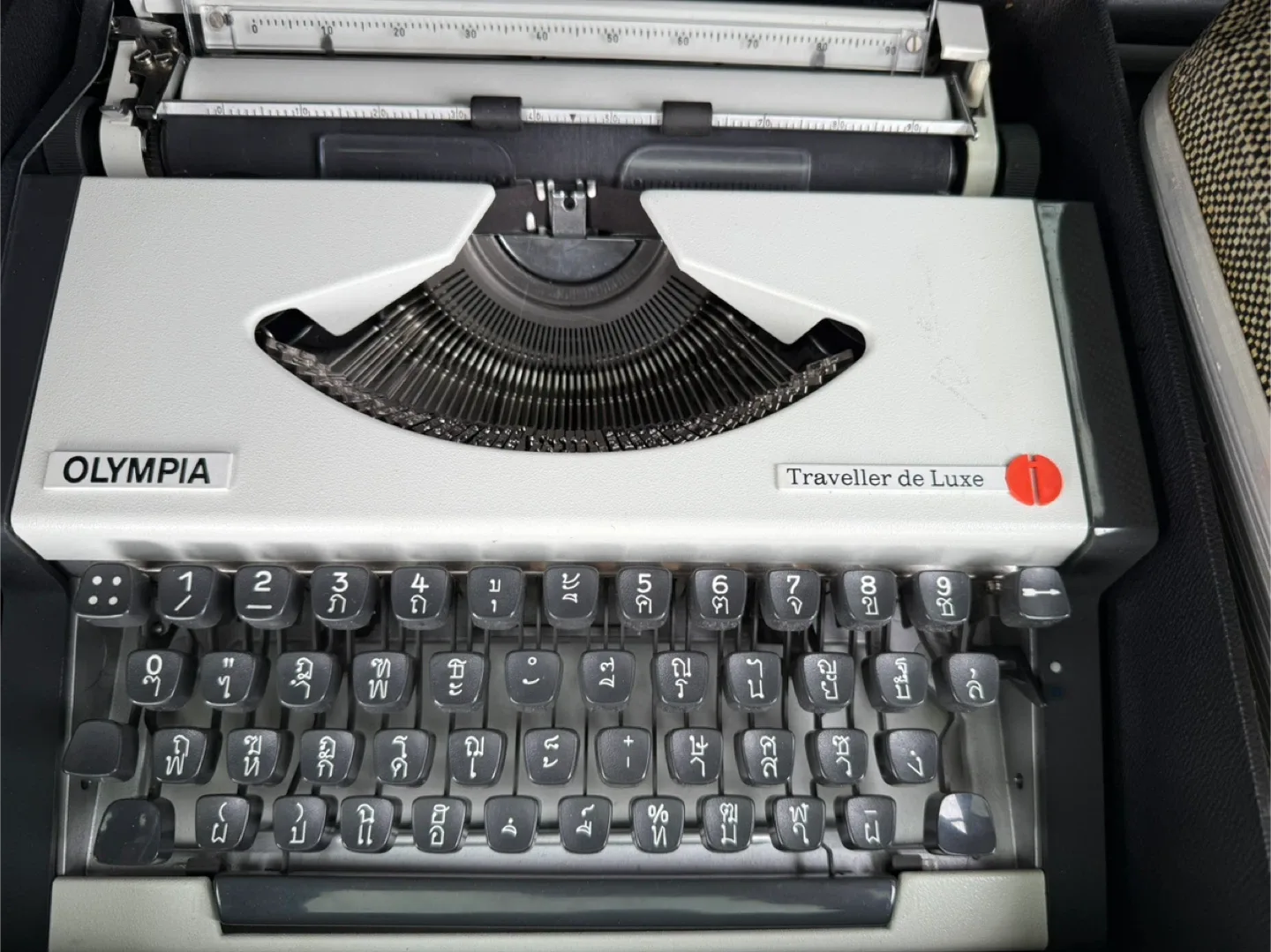 Olympia Traveller de Luxe Typewriter