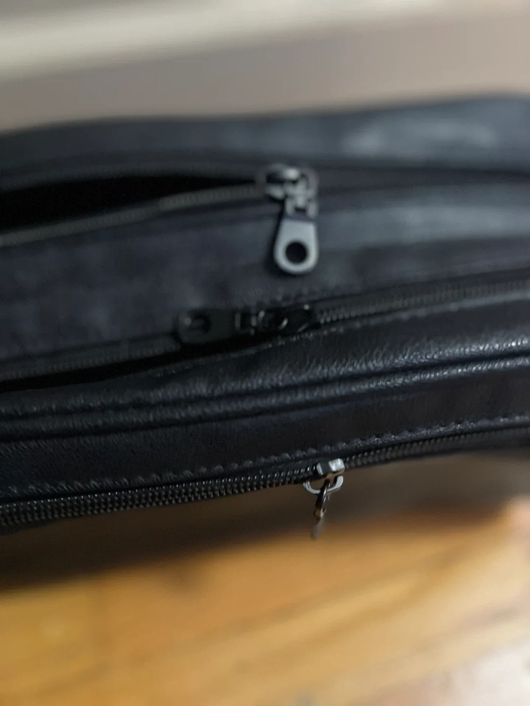 Black Leather Toiletry Bag image indicator(4)