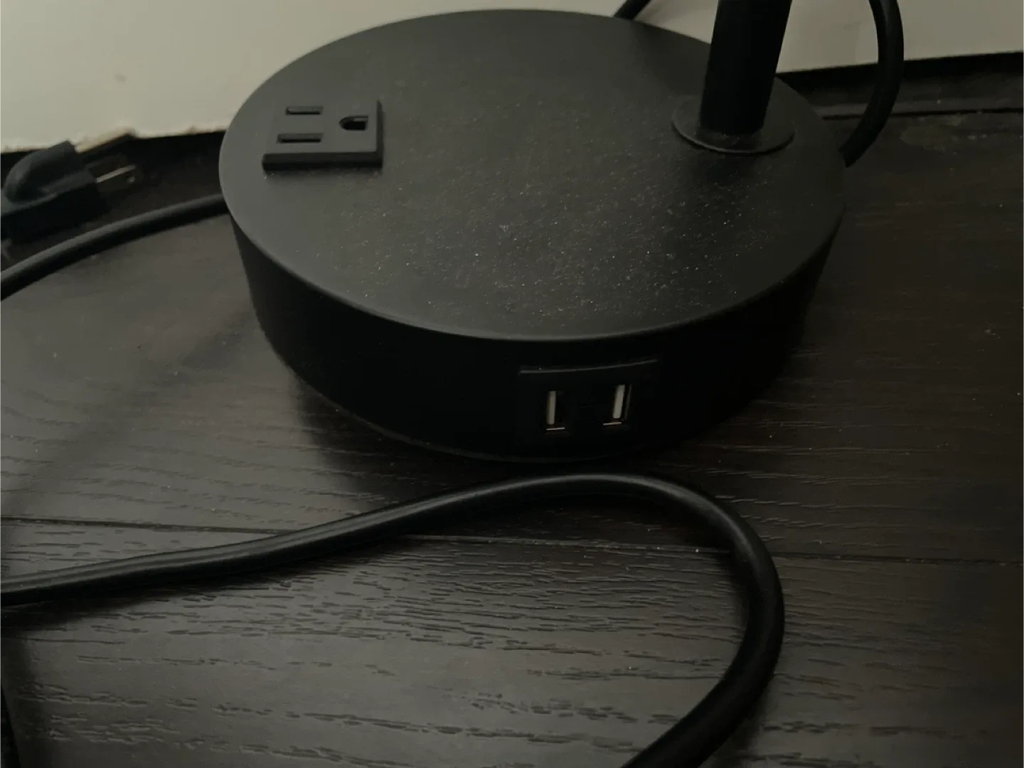 Broken Table Lamp with USB Ports image indicator(2)