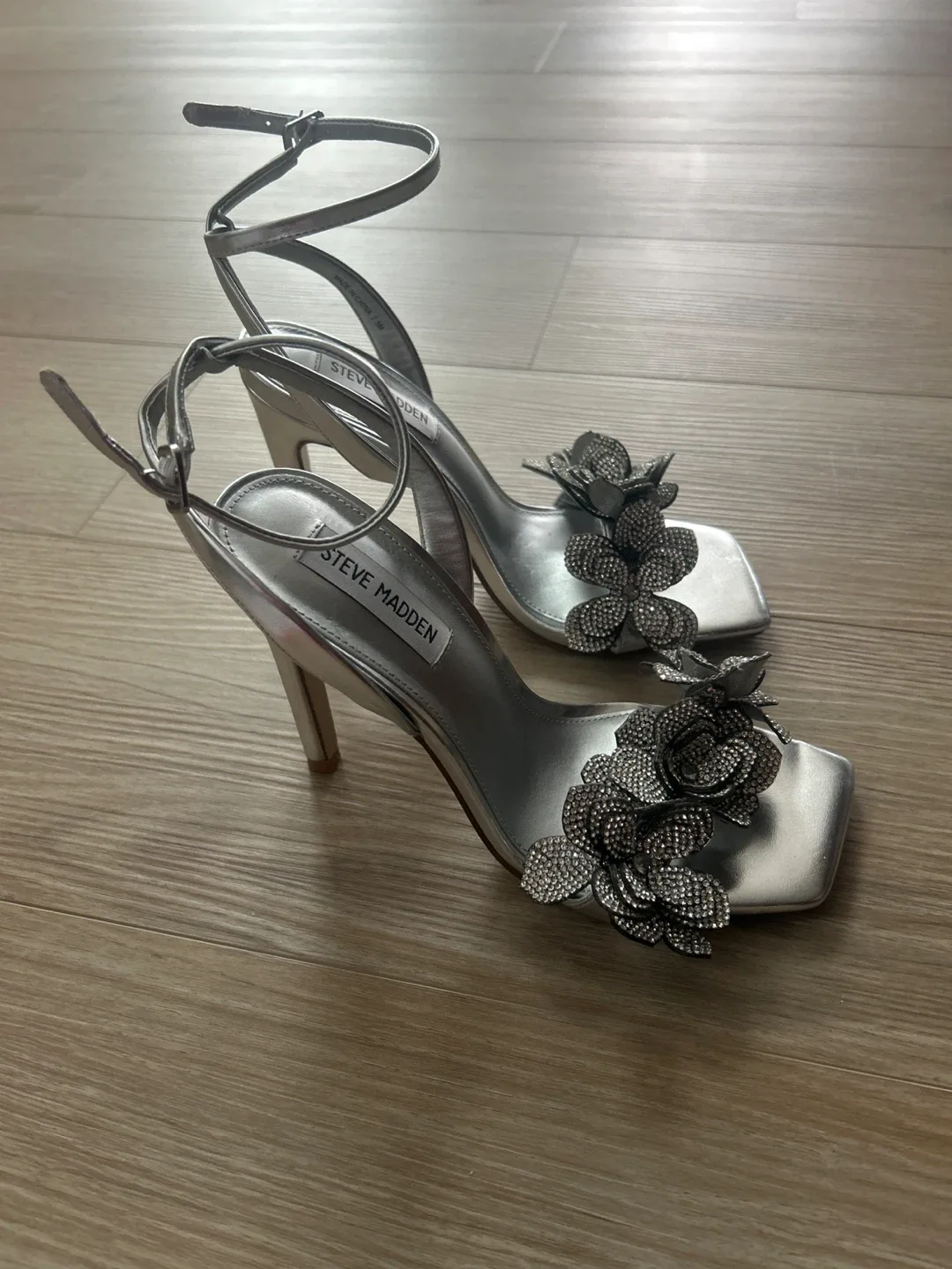 Steve Madden Lilyana Silver Heels - Size 7.5 image indicator(2)