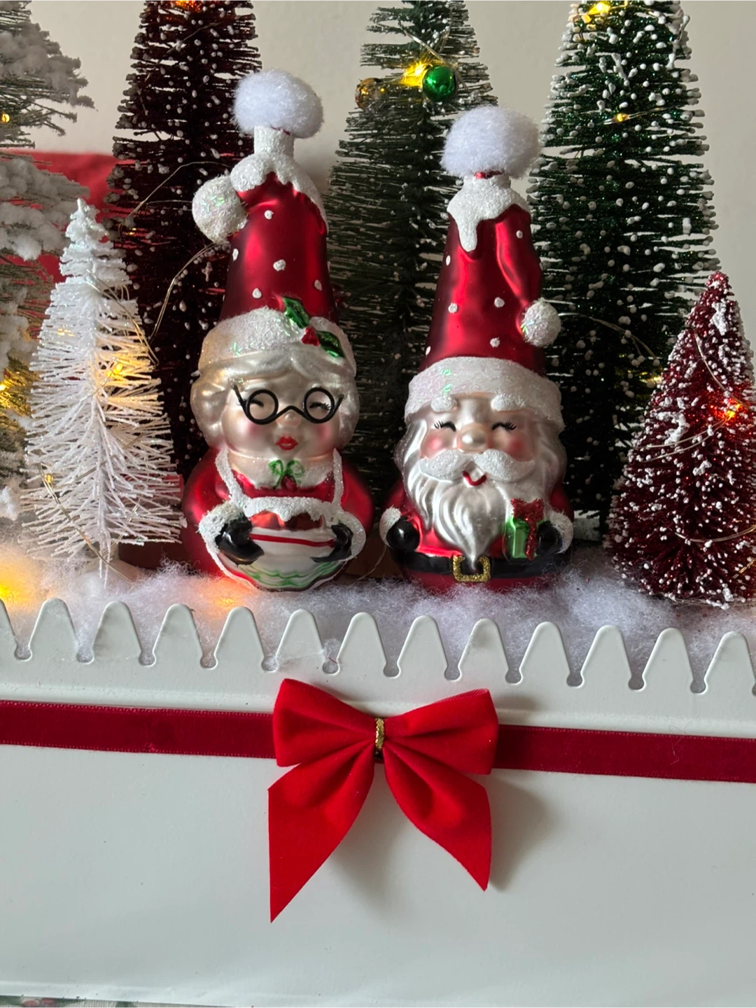 Christmas Santa & Mrs. Claus Figurine Display - photo 2