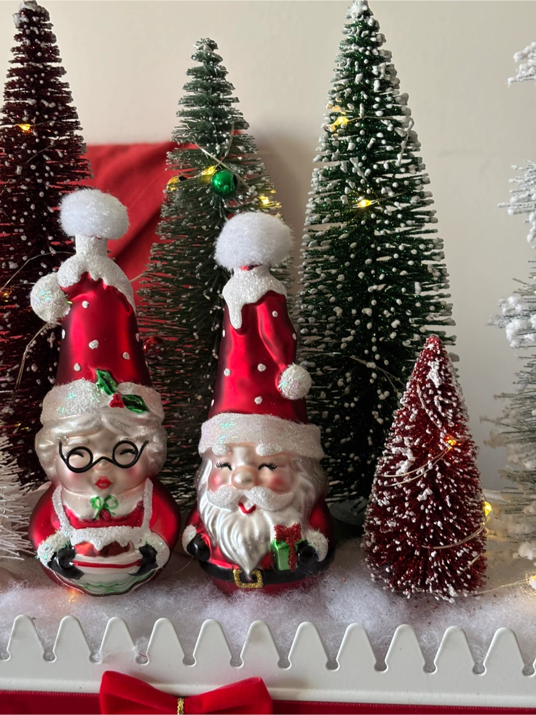 Christmas Santa & Mrs. Claus Figurine Display - photo 4
