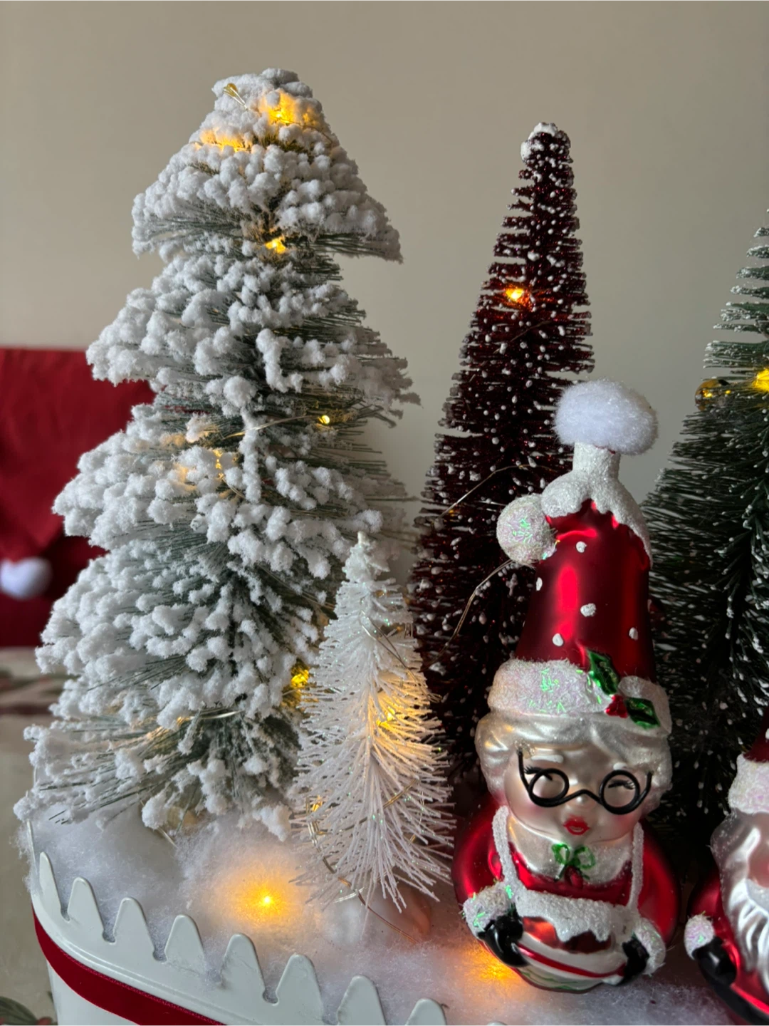 Christmas Santa & Mrs. Claus Figurine Display - photo 5