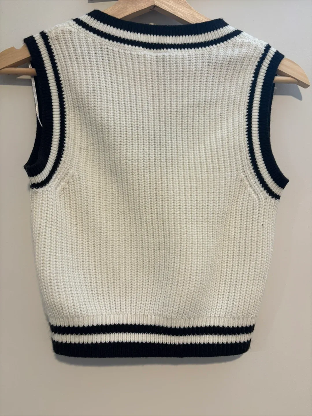H&M White Knit Sweater Vest image indicator(2)