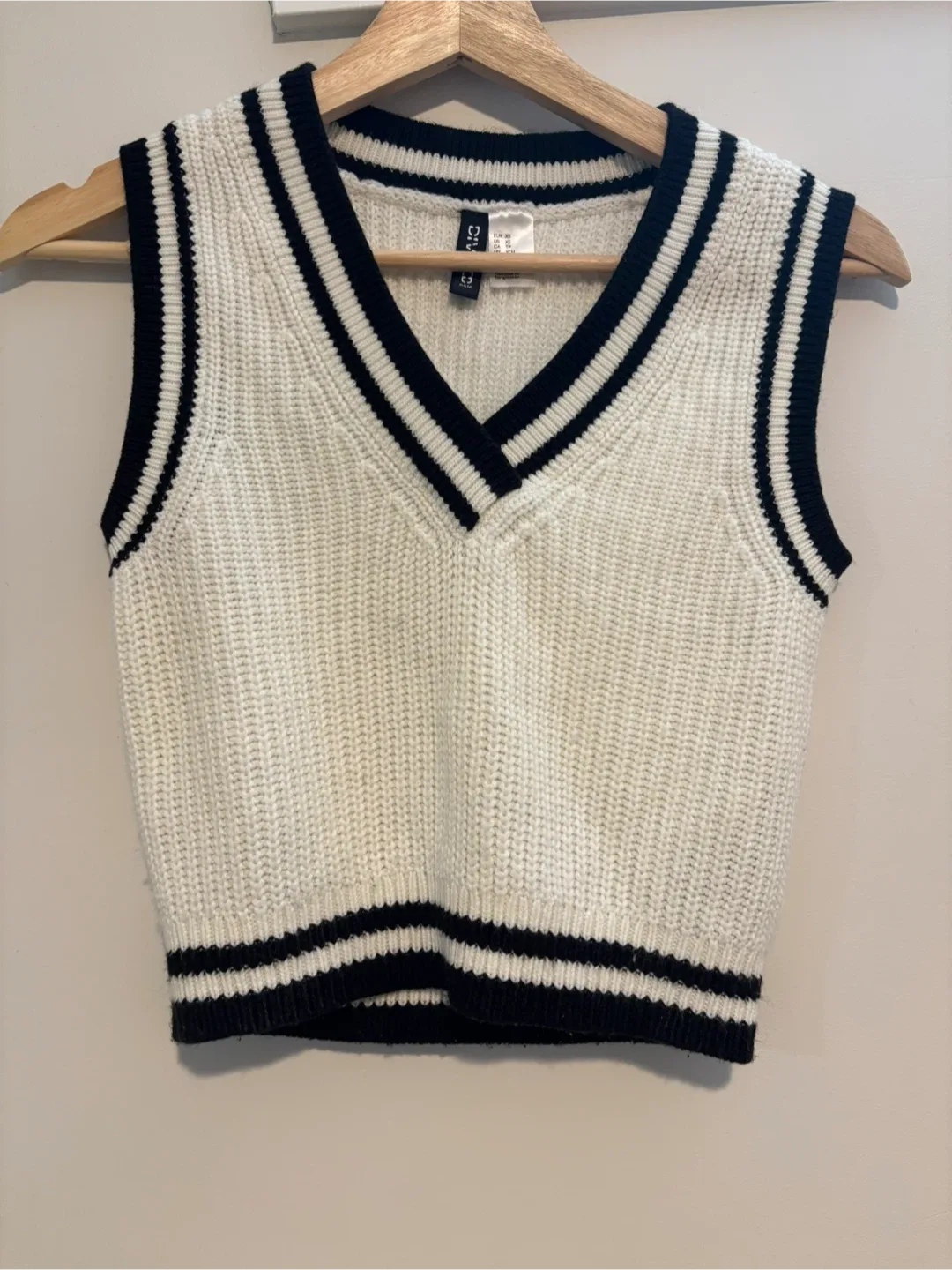H&M White Knit Sweater Vest