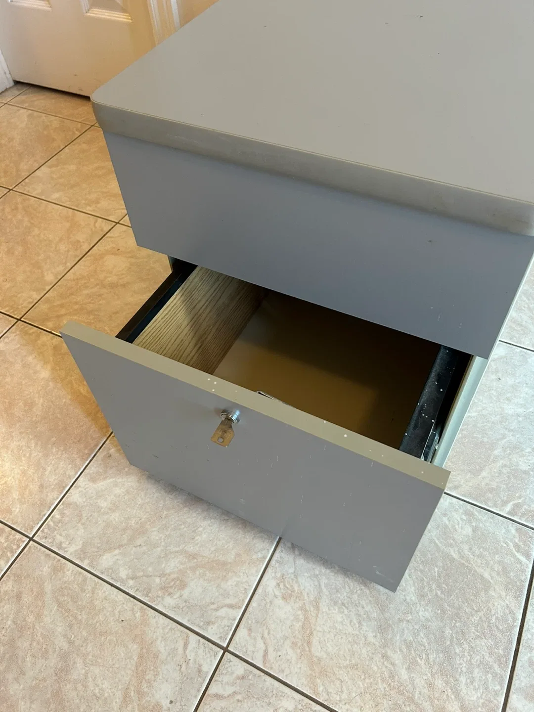 Grey 2-Drawer Locking Filing Cabinet image indicator(2)