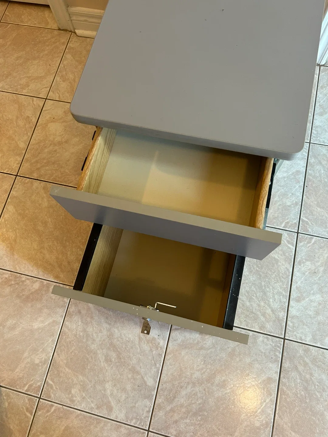 Grey 2-Drawer Locking Filing Cabinet image indicator(3)