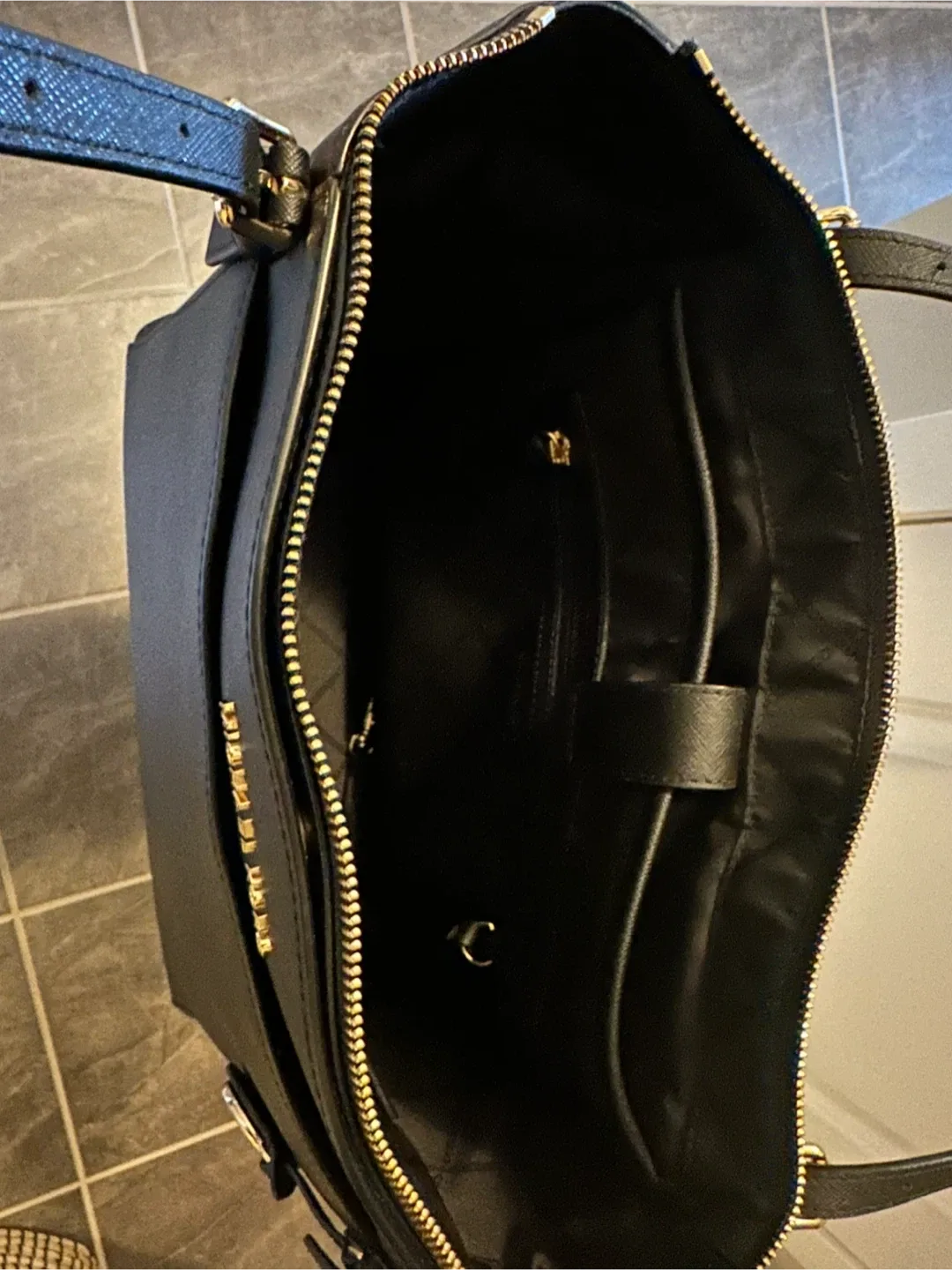 Michael Kors Black Tote Bag image indicator(3)