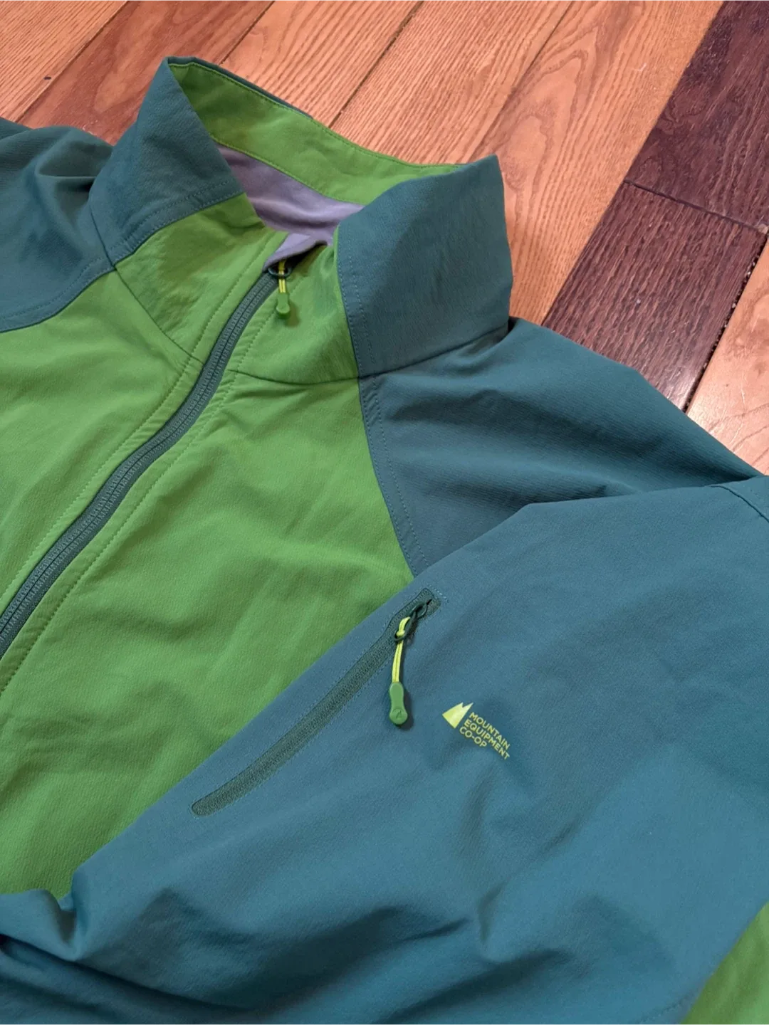 MEC Mountain Equipment Co-op Jacket XL tnf acg image indicator(3)