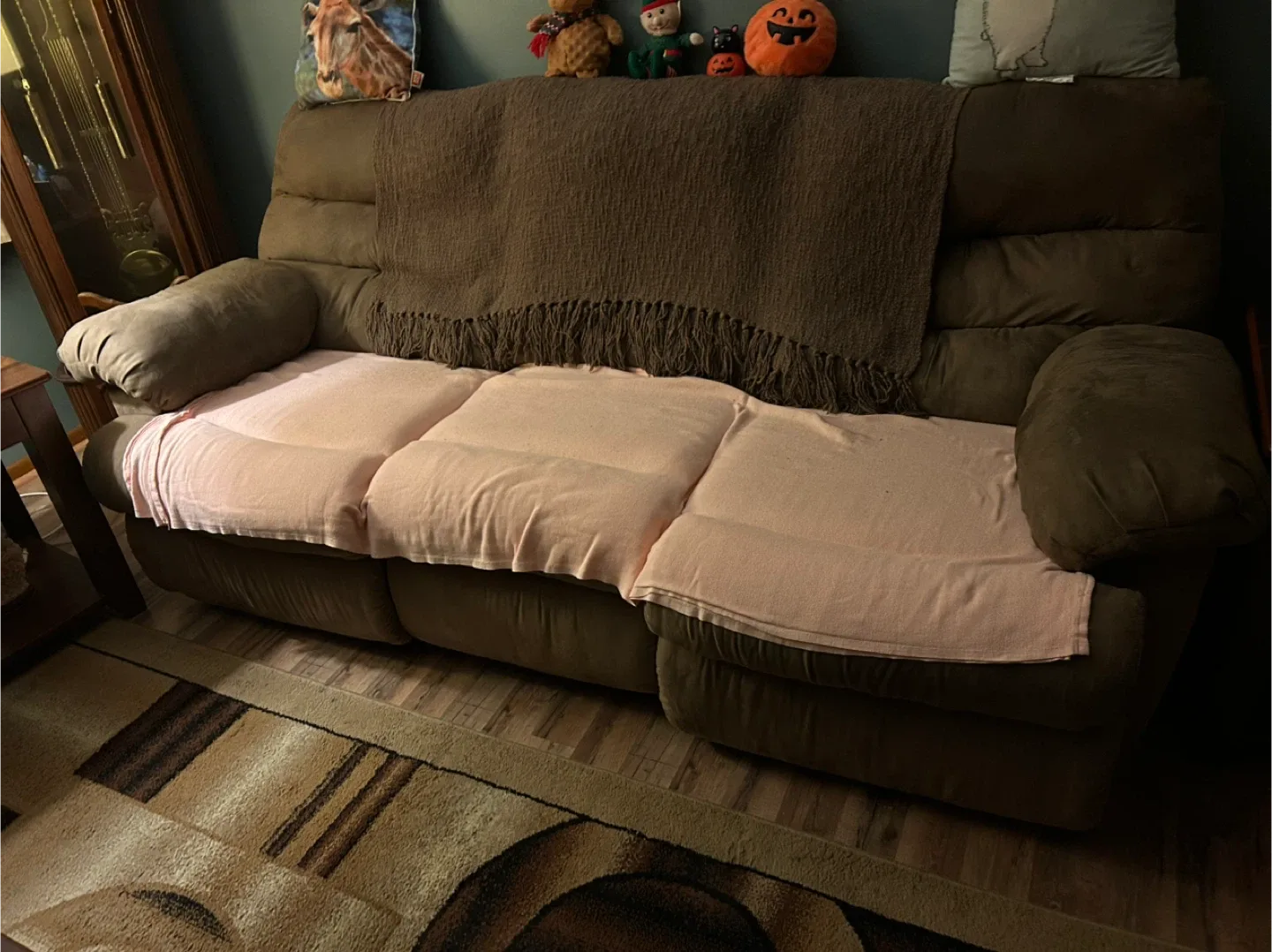 A couch and a sofa recliner set