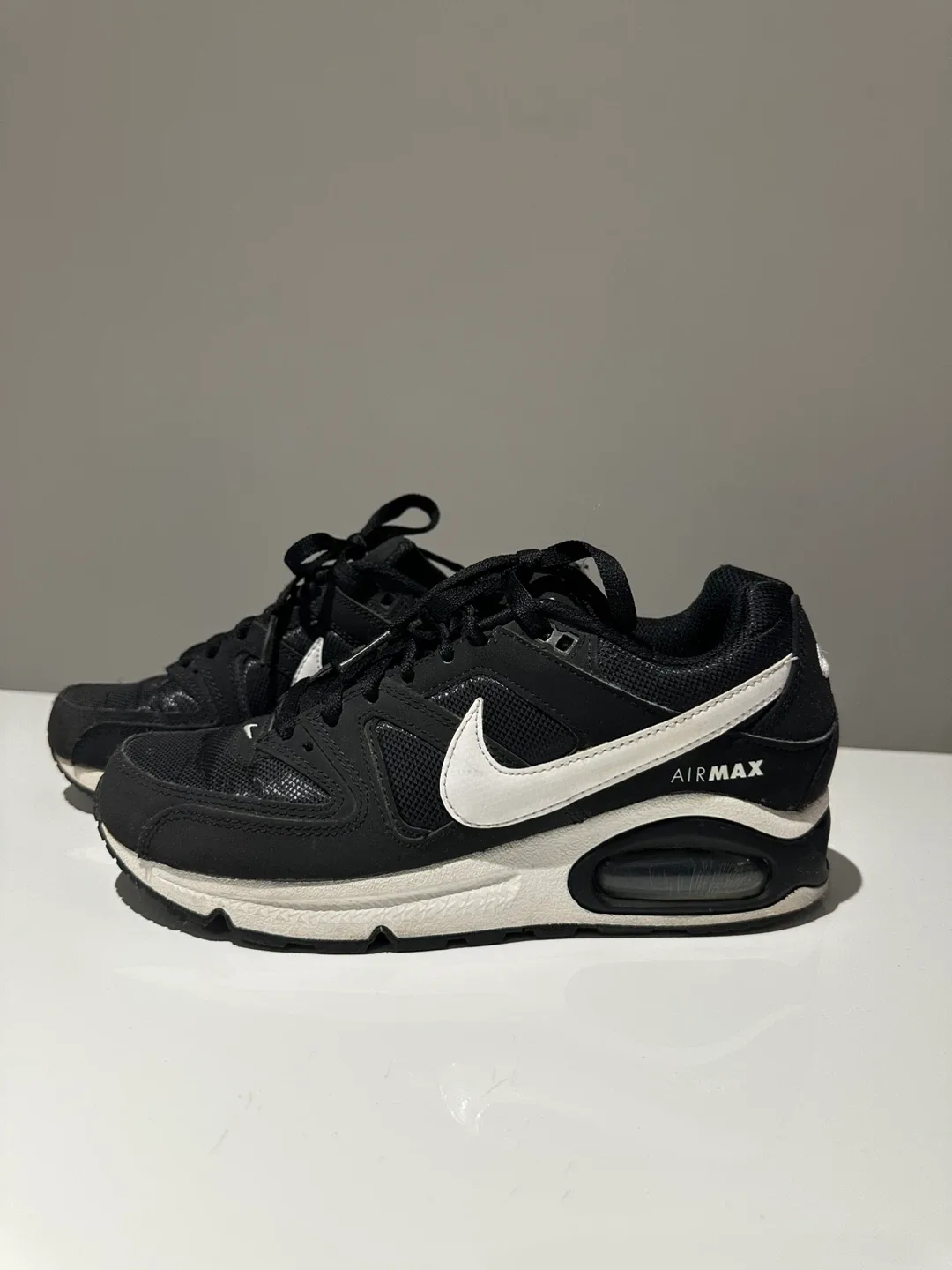 Nike Air Max Black/White image indicator(2)
