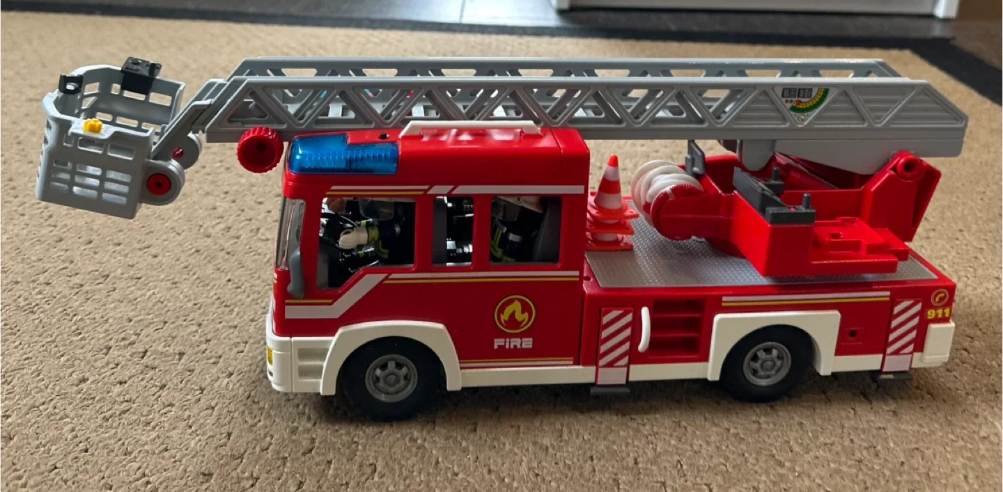 Playmobil Firetruck Toy image indicator(4)