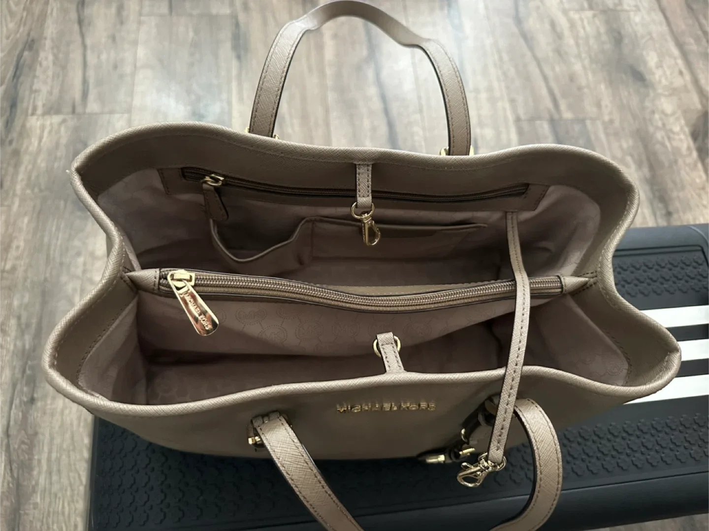 Michael Kors Tote Bag image indicator(2)