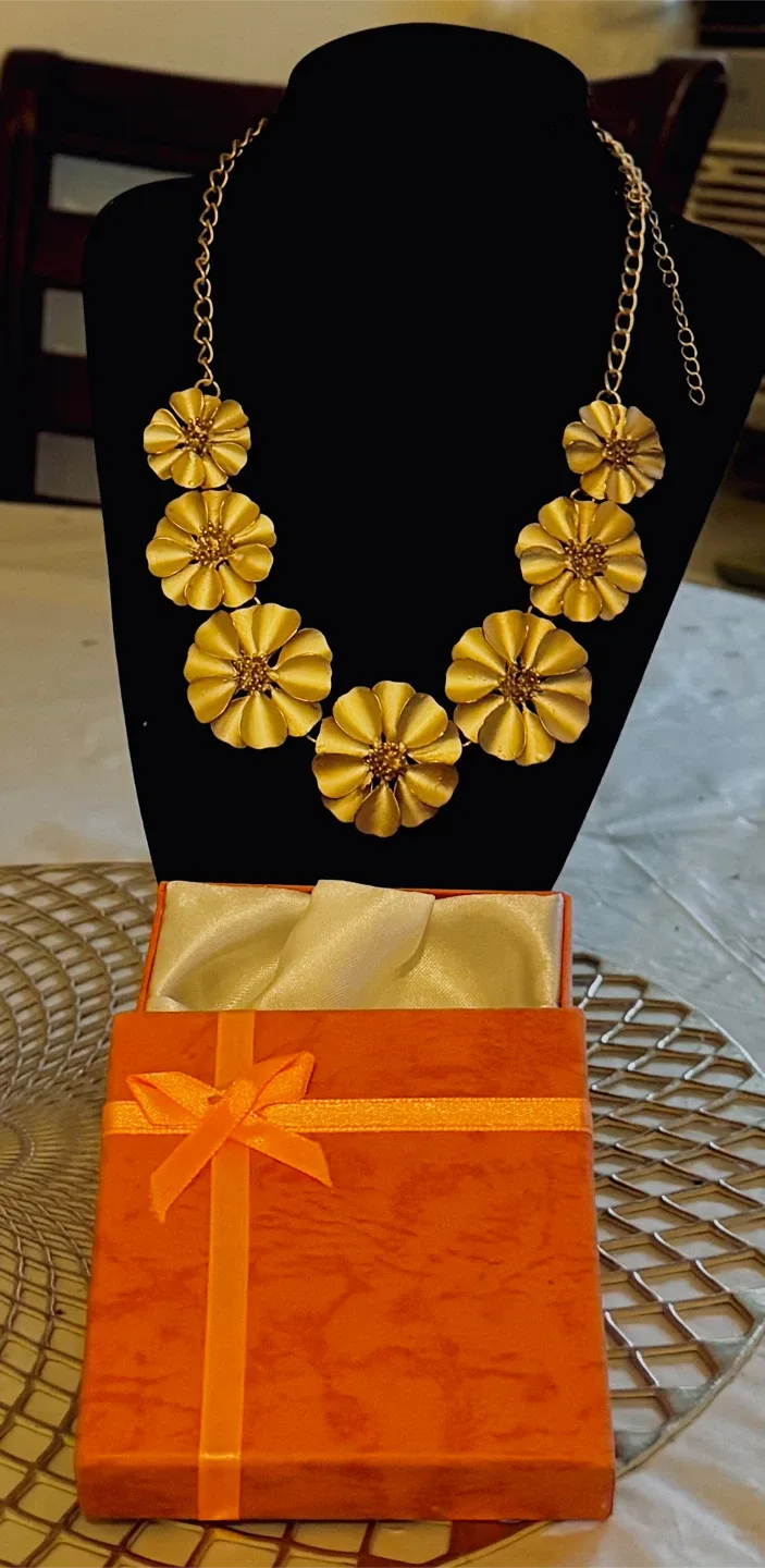 Handmade Retro Gold/Crystal Flower Statement Necklace