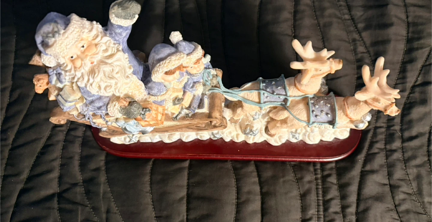 Santa Sleigh with Reindeer Figurine - photo 3