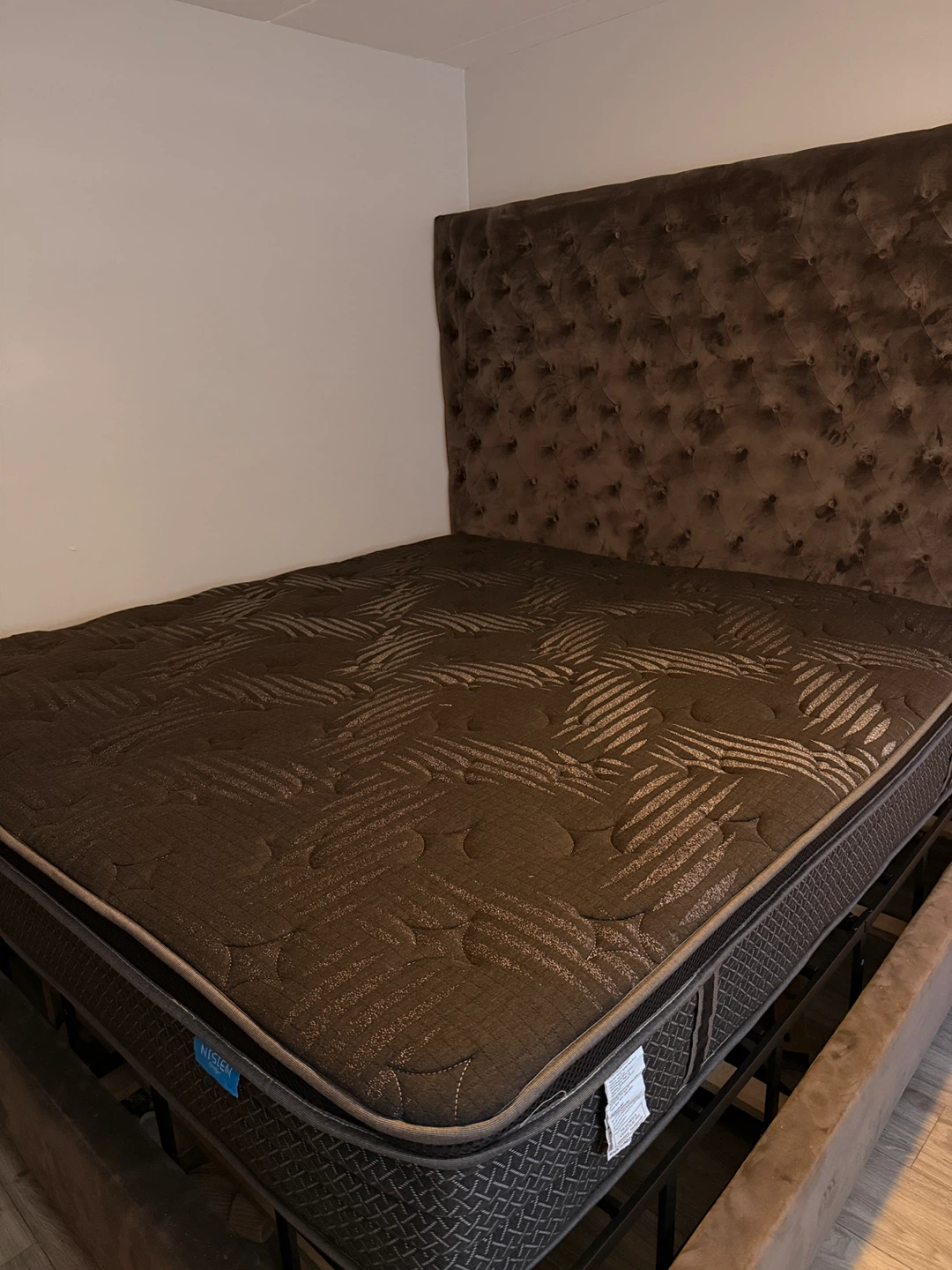 Luxury King Bed Set – Tufted Headboard + Premium Mattress - photo 4