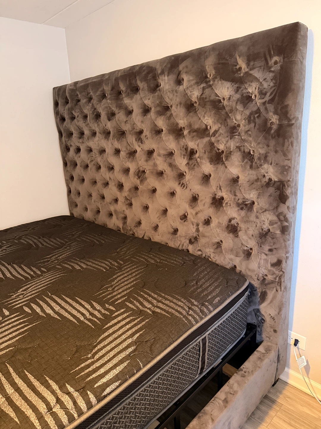 Luxury King Bed Set – Tufted Headboard + Premium Mattress - photo 3