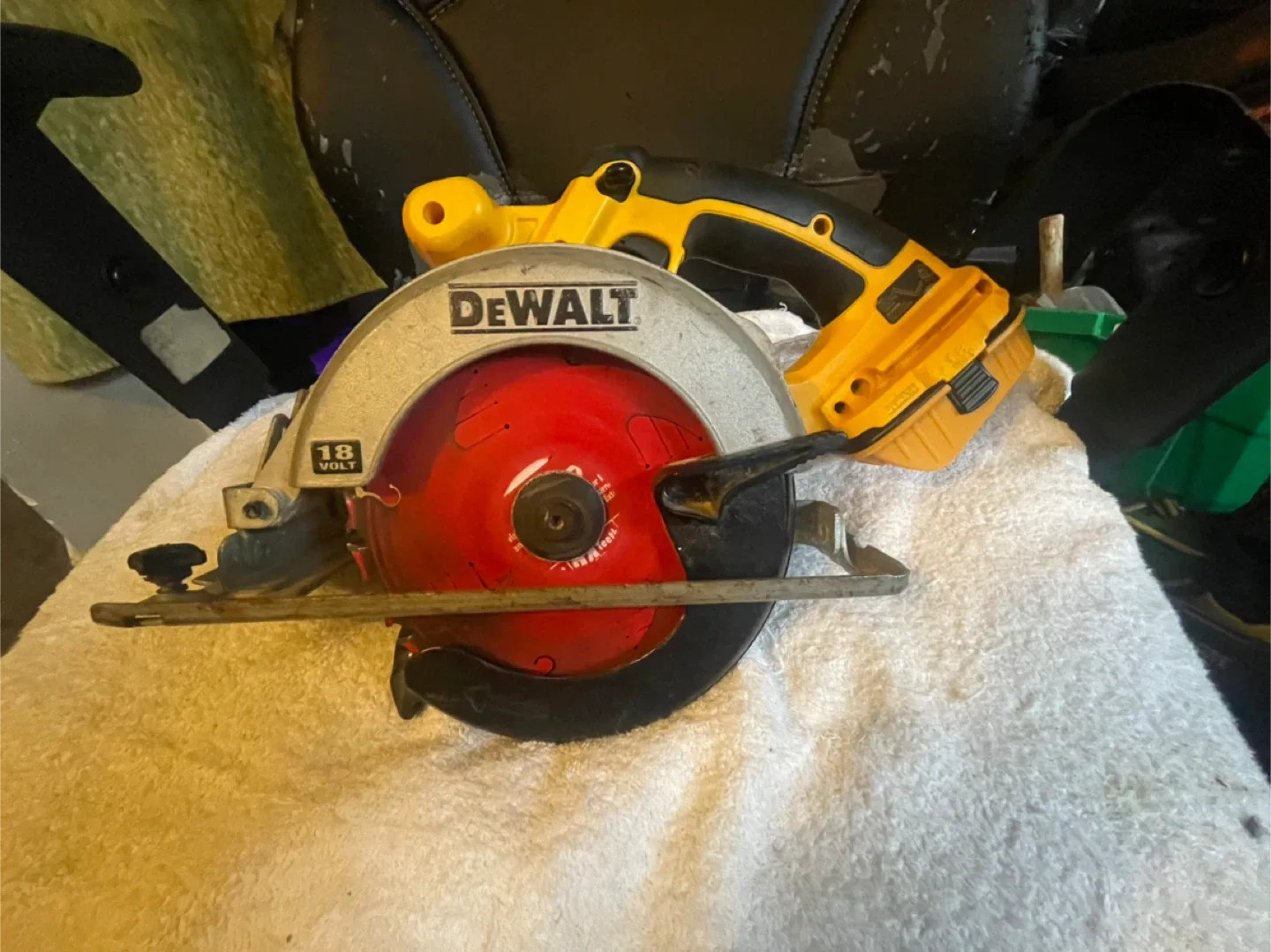 DeWalt 18V Cordless Circular Saw image indicator(2)