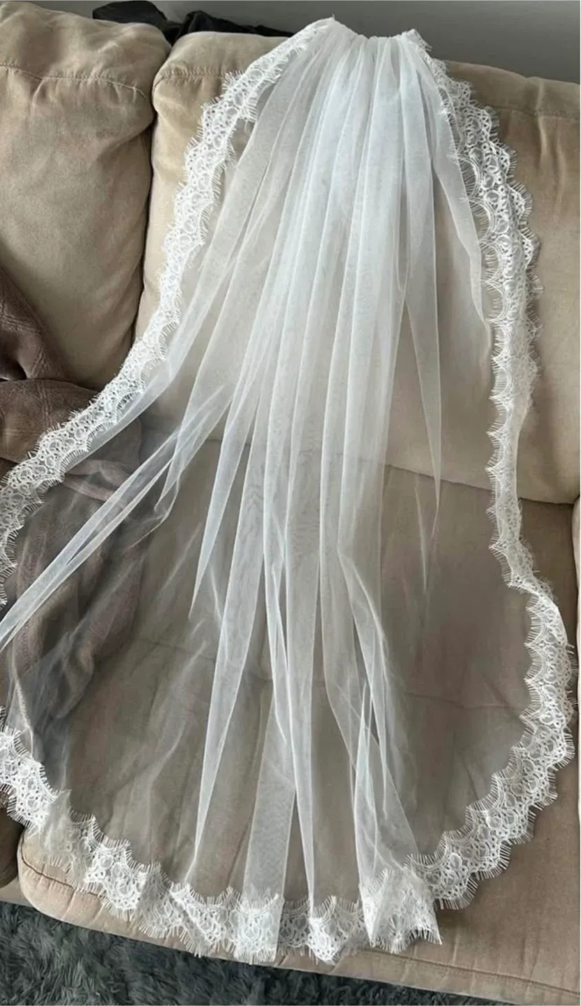 Fingertip lace veil soft white & ivory