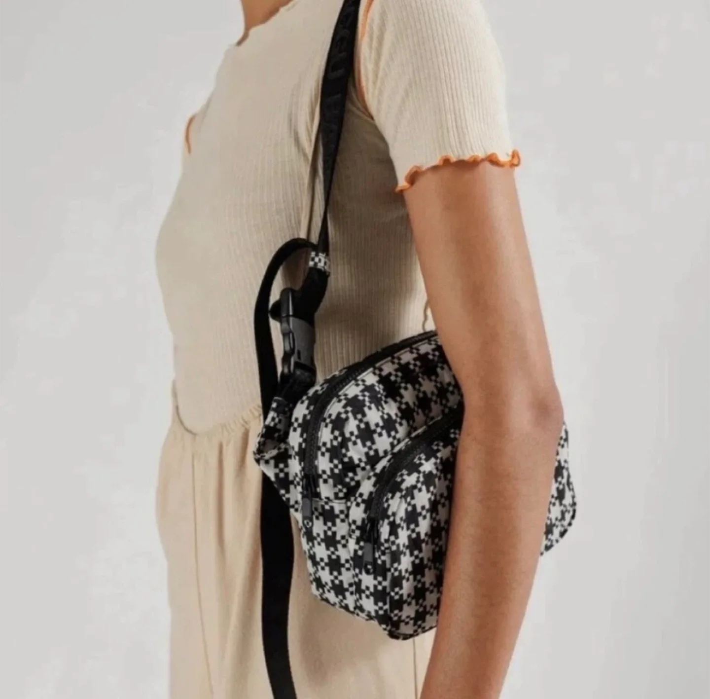 BAGGU Pixel Gingham Crossbody Bag image indicator(2)