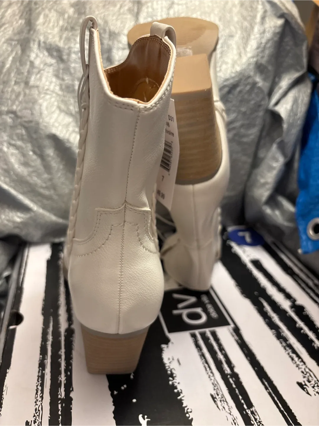 New dv Women's White Western Boots - Size 7 image indicator(2)