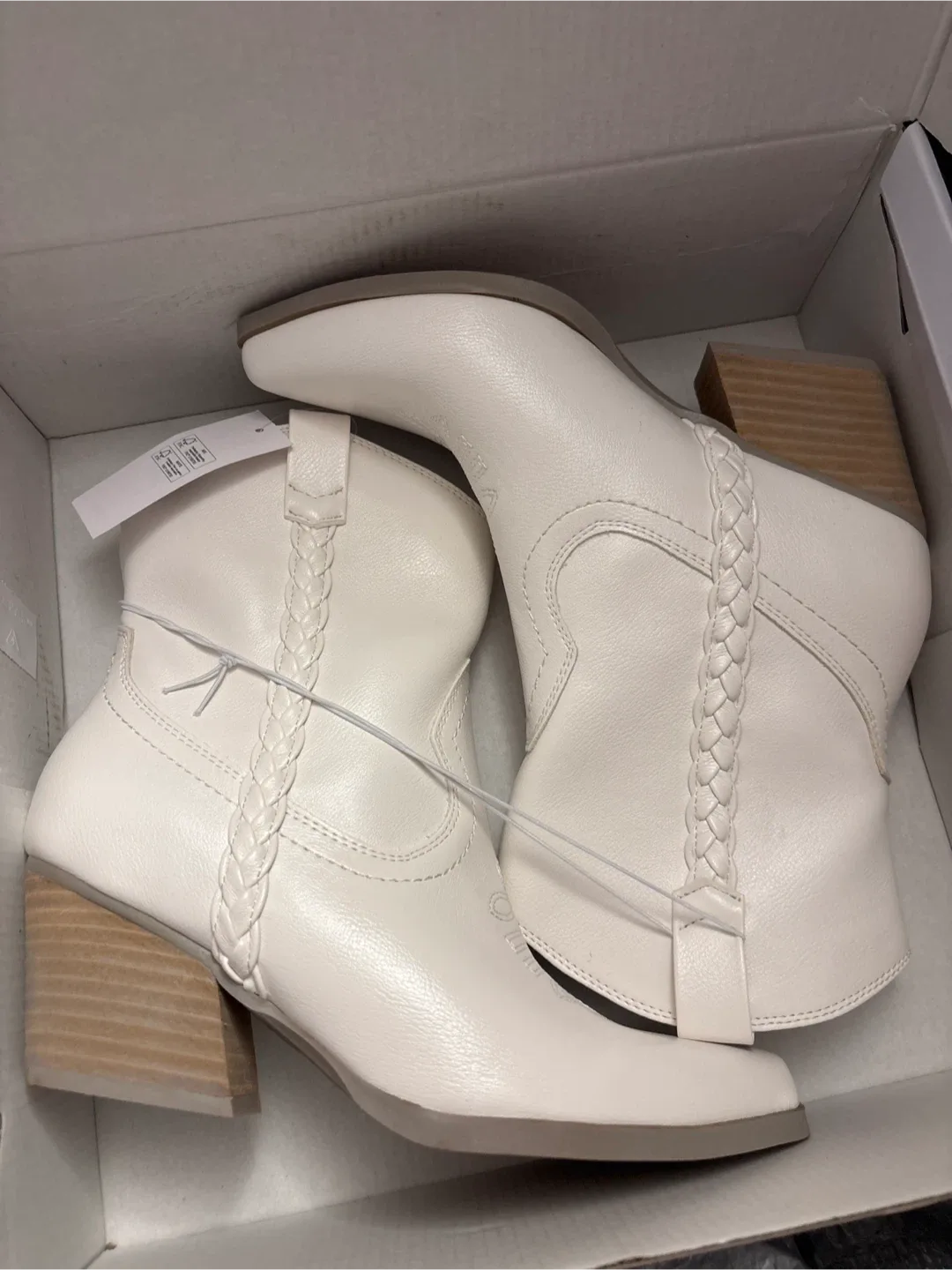 New dv Women's White Western Boots - Size 7 image indicator(3)