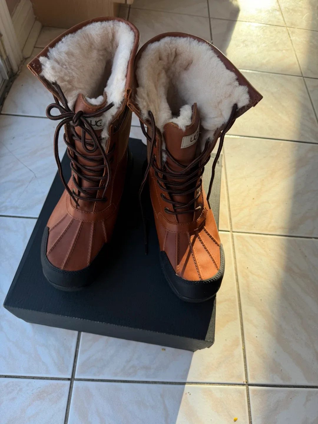 UGG Butte Brown Leather Boots image indicator(2)