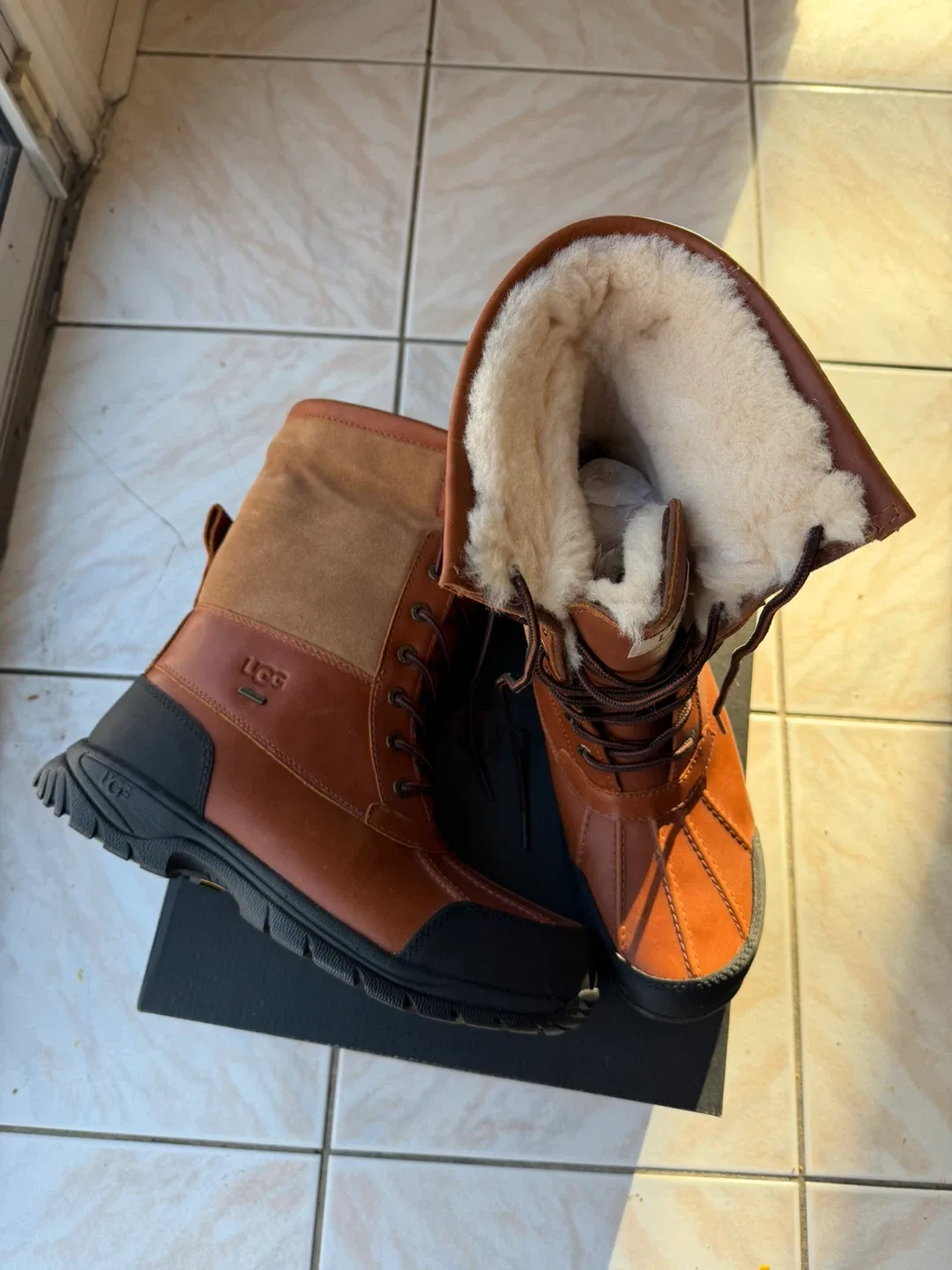 UGG Butte Brown Leather Boots image indicator(7)
