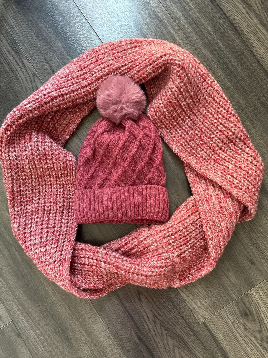 Berand new  woman Pink Knit Hat and Scarf Set
