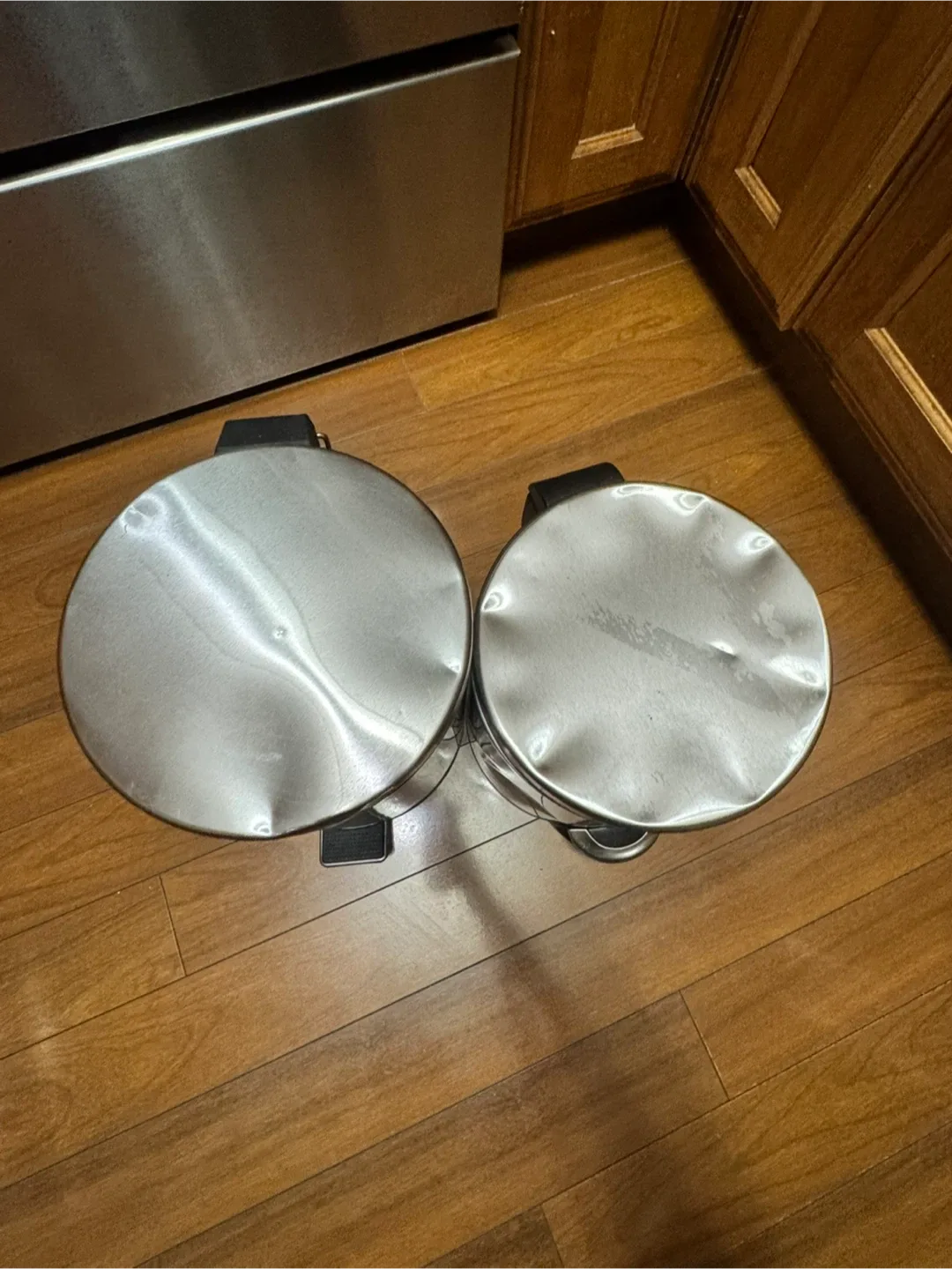 Two Small Step-On Trash Cans / Dustbin image indicator(2)